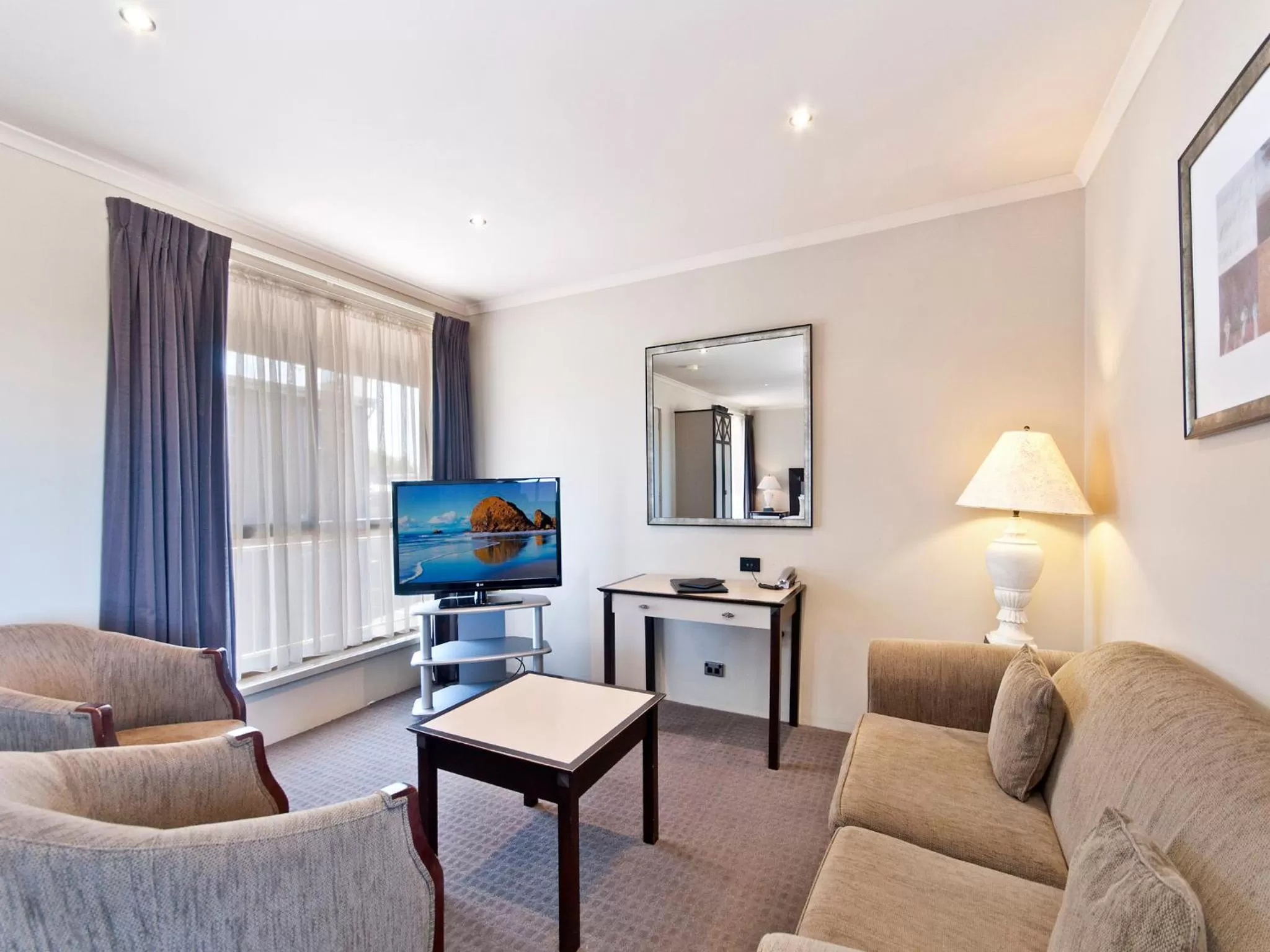 Living room in Comfort Inn On Raglan