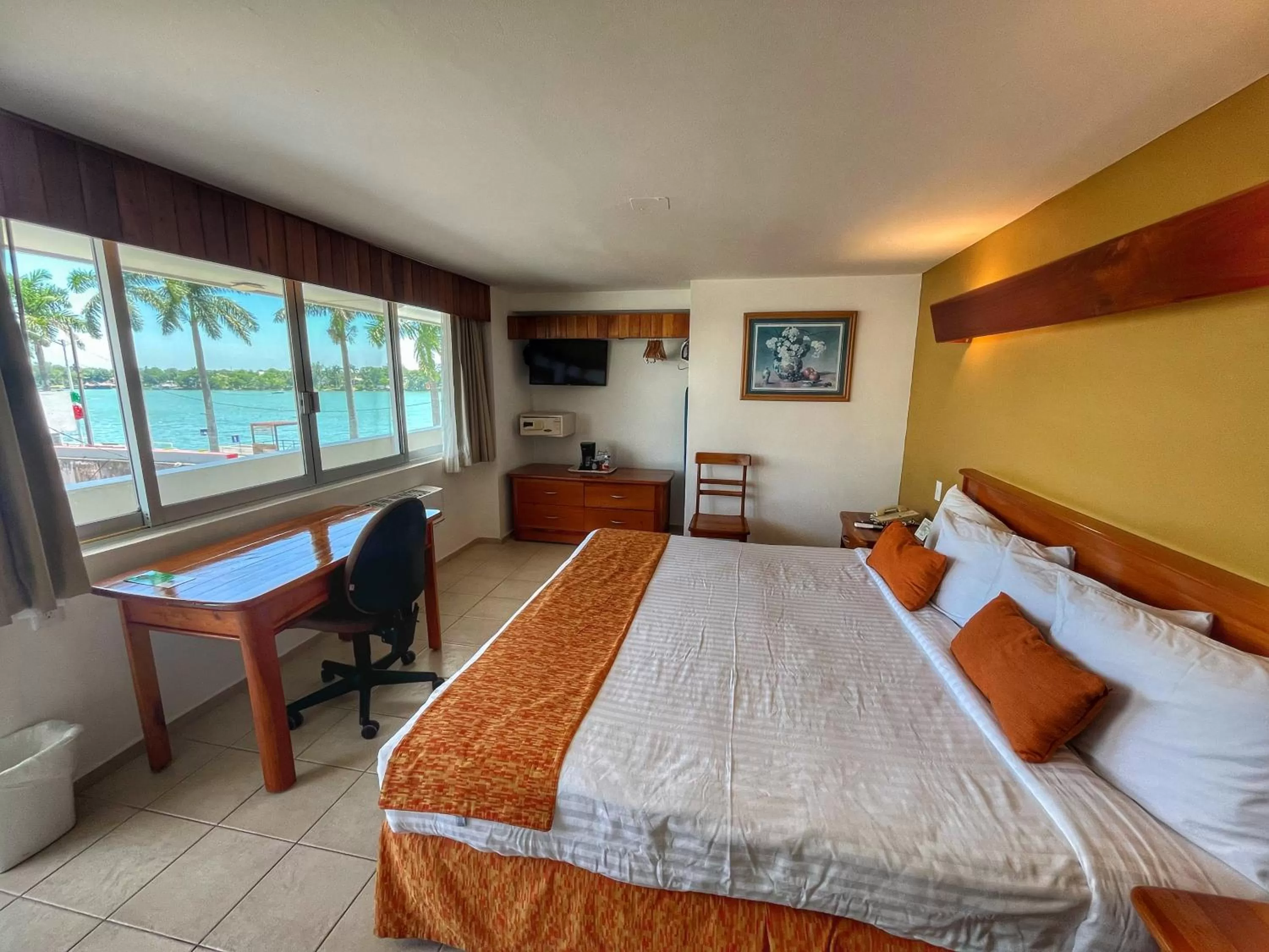 Photo of the whole room, Bed in Best Western Riviera Tuxpan