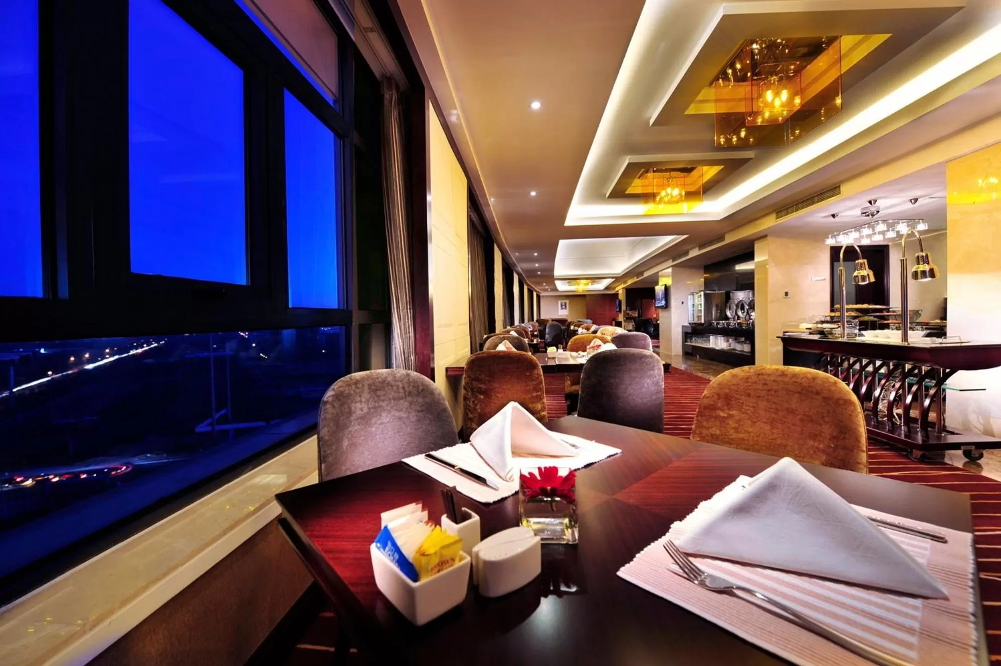 Lounge or bar in Crowne Plaza Beijing International Airport by IHG