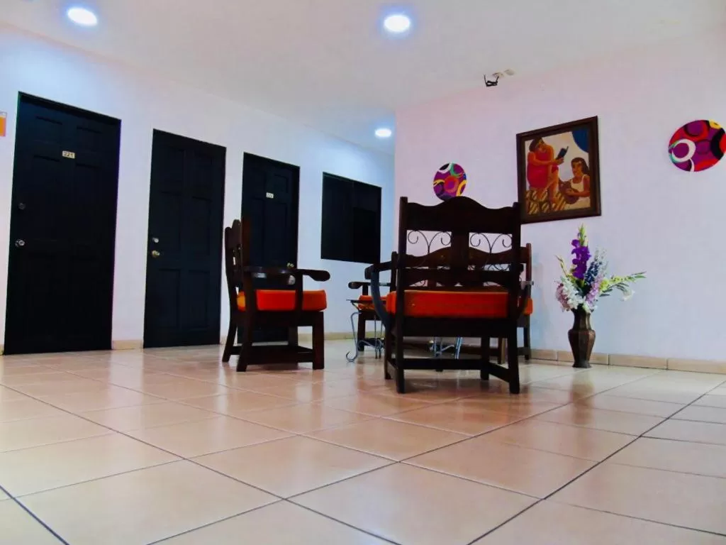 Communal lounge/ TV room in Hotel Quinta Avenida