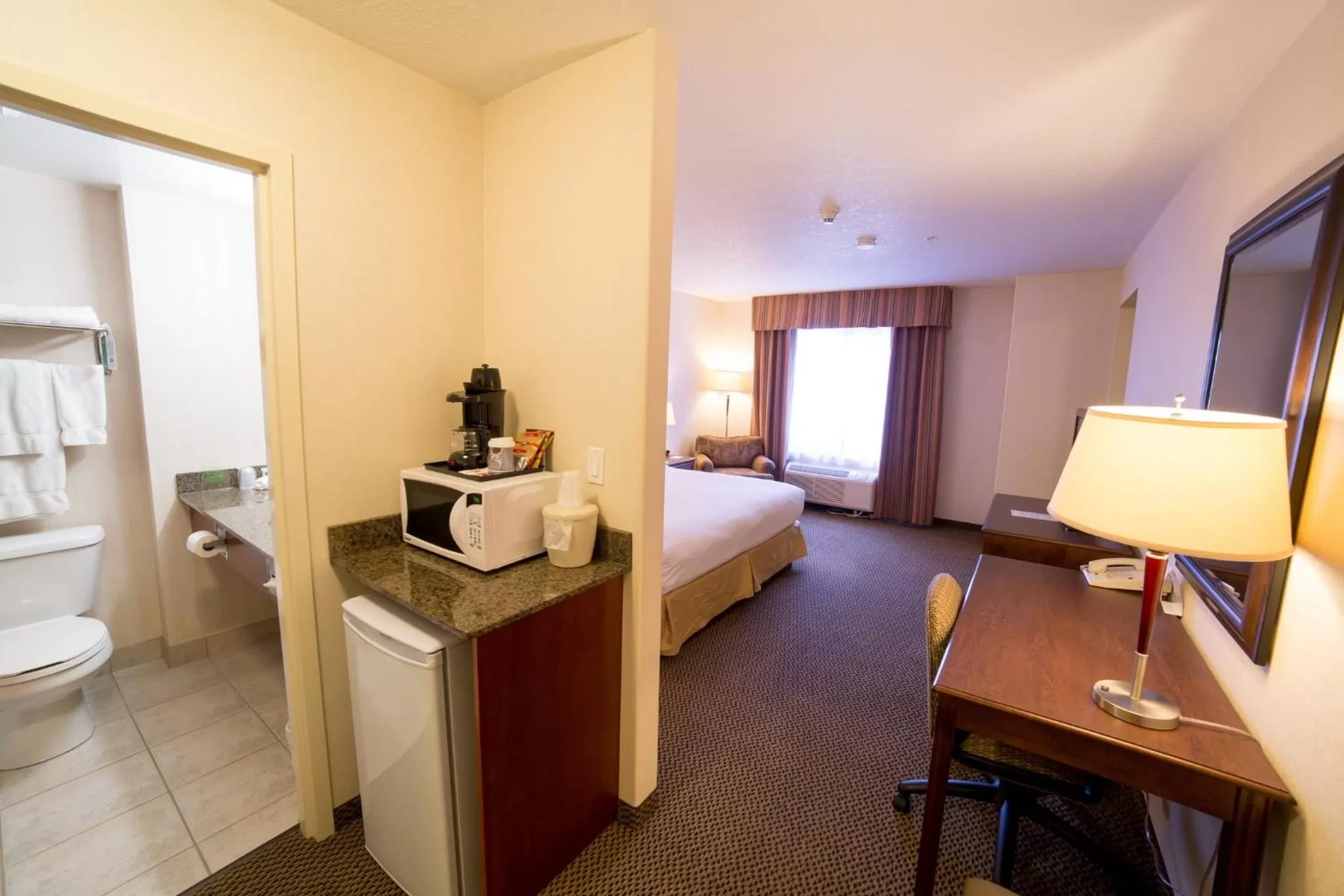 Photo of the whole room, Bed in Holiday Inn Express & Suites Drayton Valley by IHG