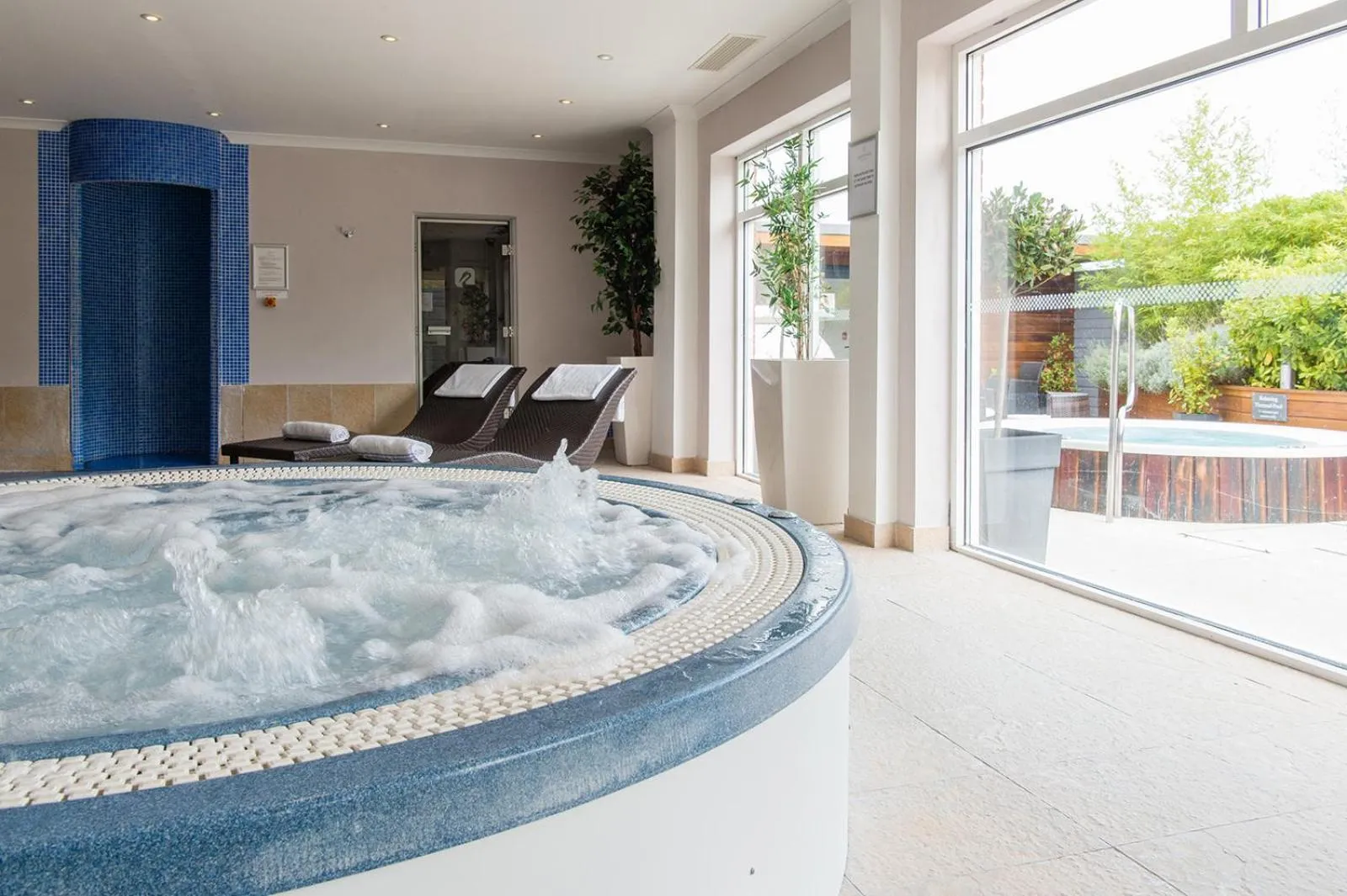 Hot Tub in Lakeside Park Hotel & Spa