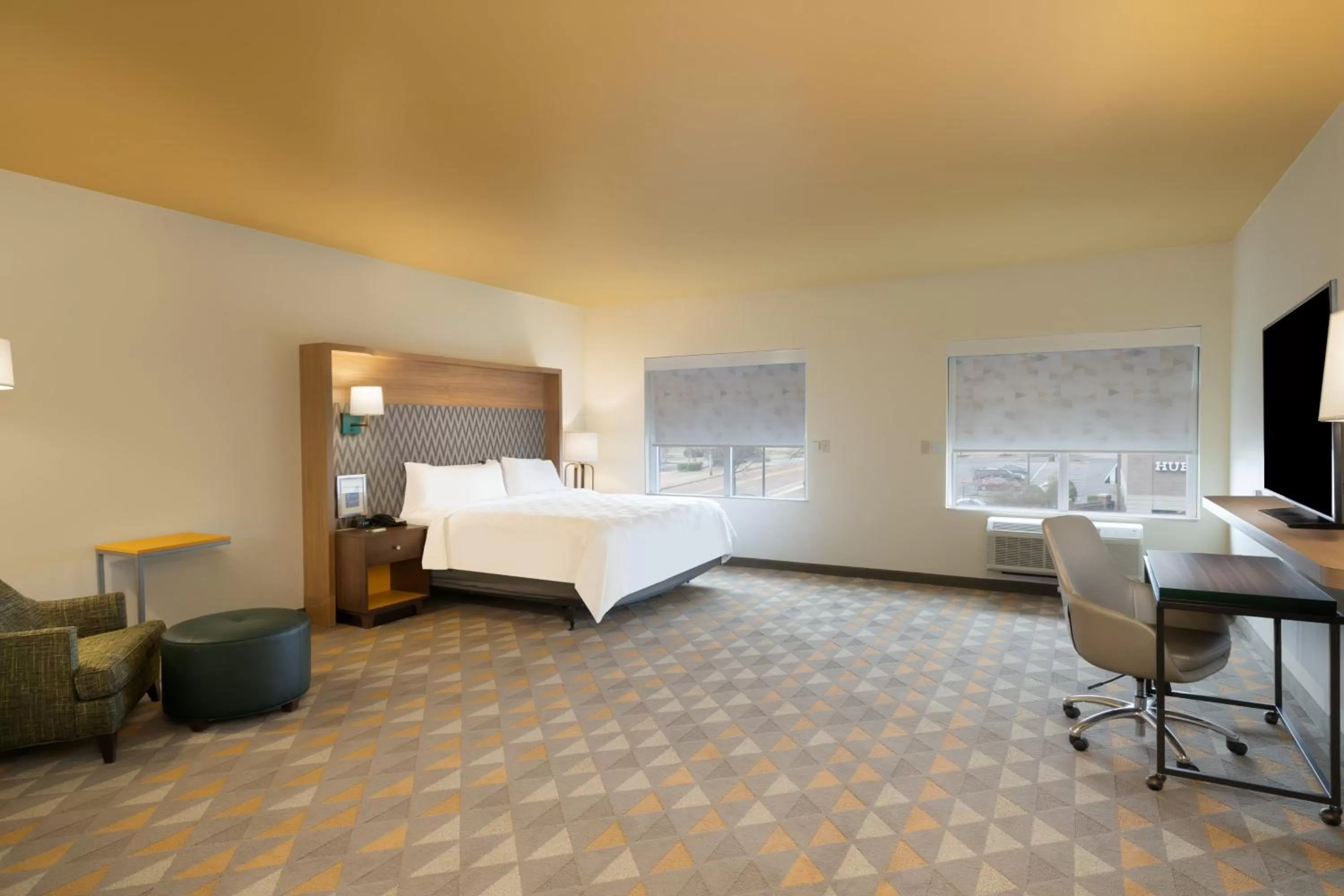 Photo of the whole room, Bed in Holiday Inn & Suites Memphis Southeast-Germantown by IHG