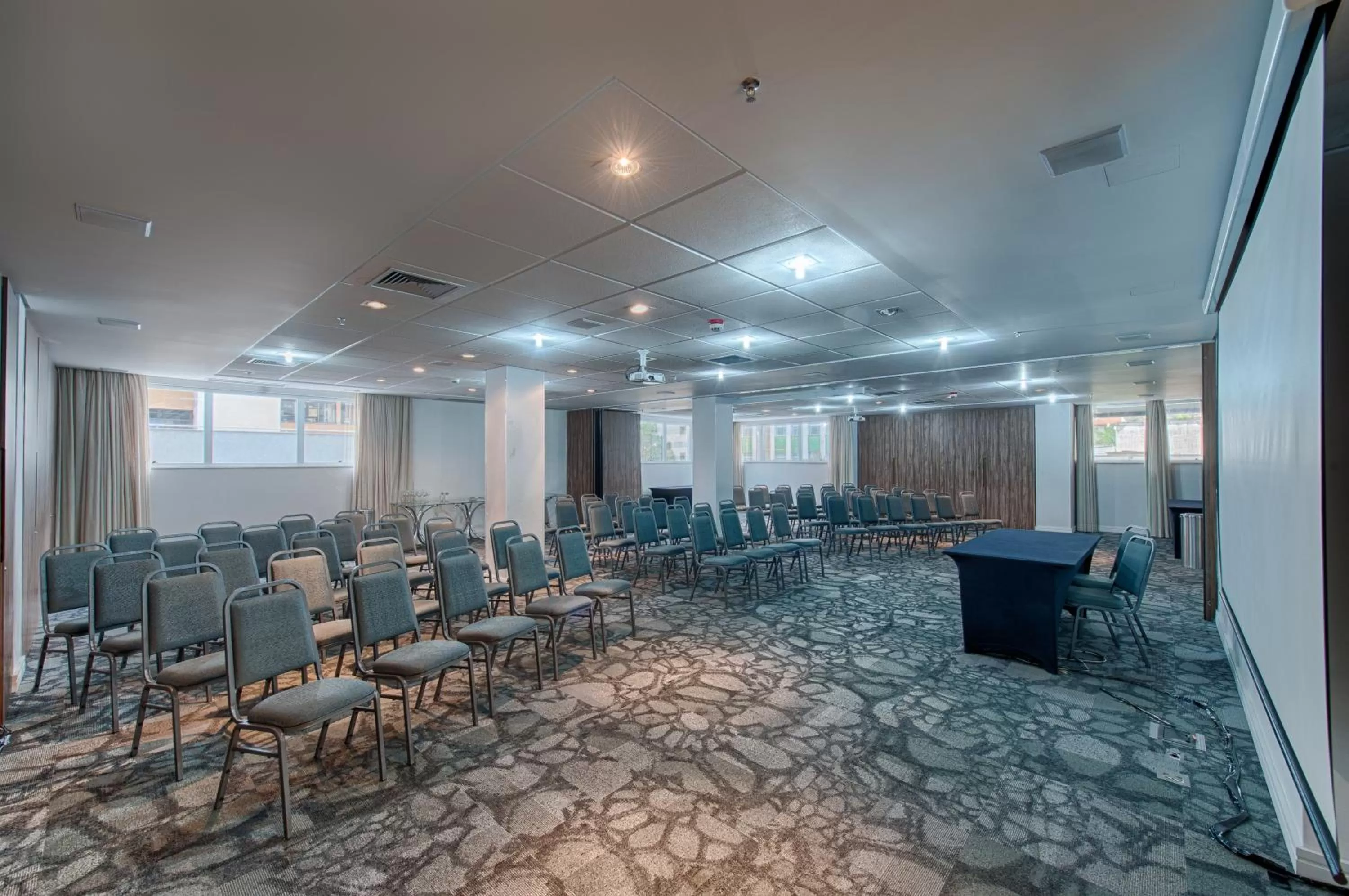 Meeting/conference room in Holiday Inn Belo Horizonte Savassi by IHG