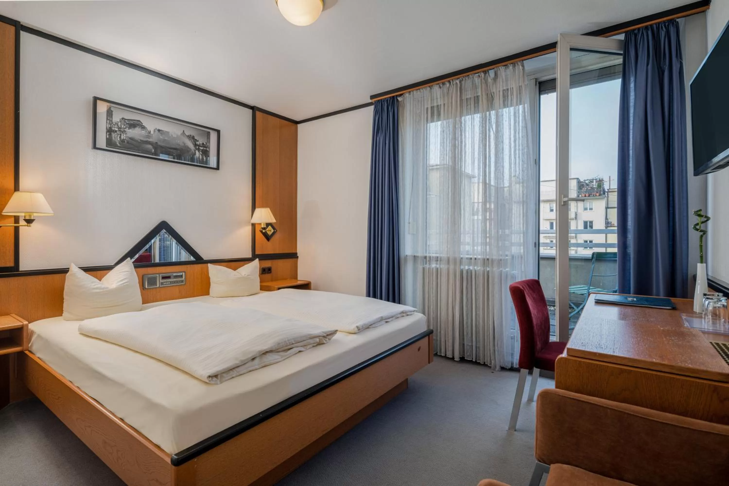 Photo of the whole room, Bed in Hotel Fidelio