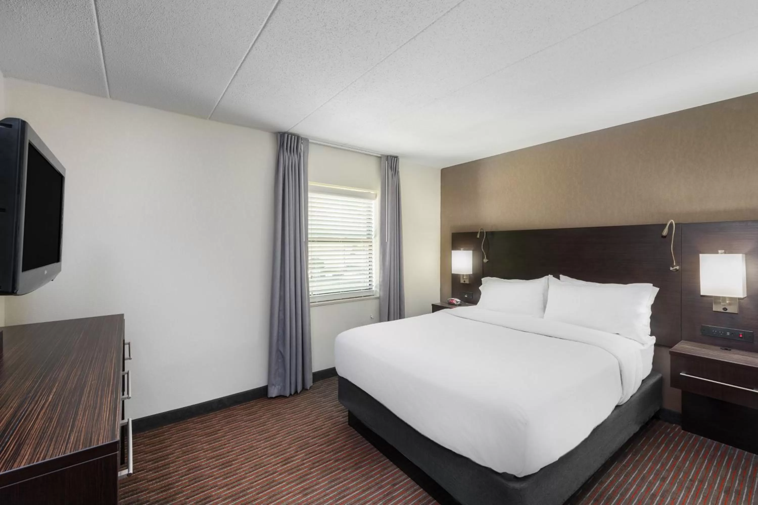 Photo of the whole room, Bed in Holiday Inn At Six Flags Saint Louis by IHG