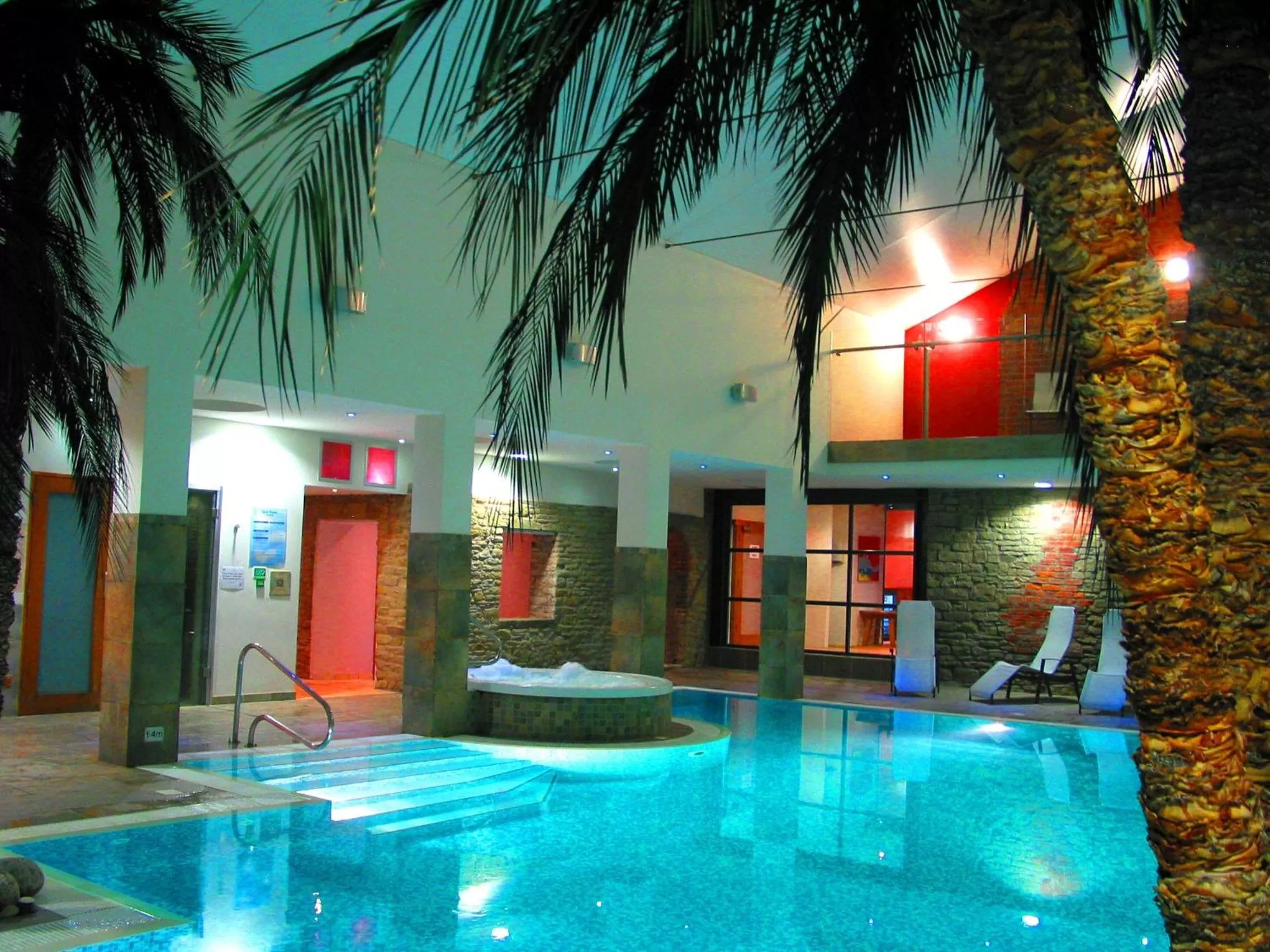 Swimming pool in Burton Hotel