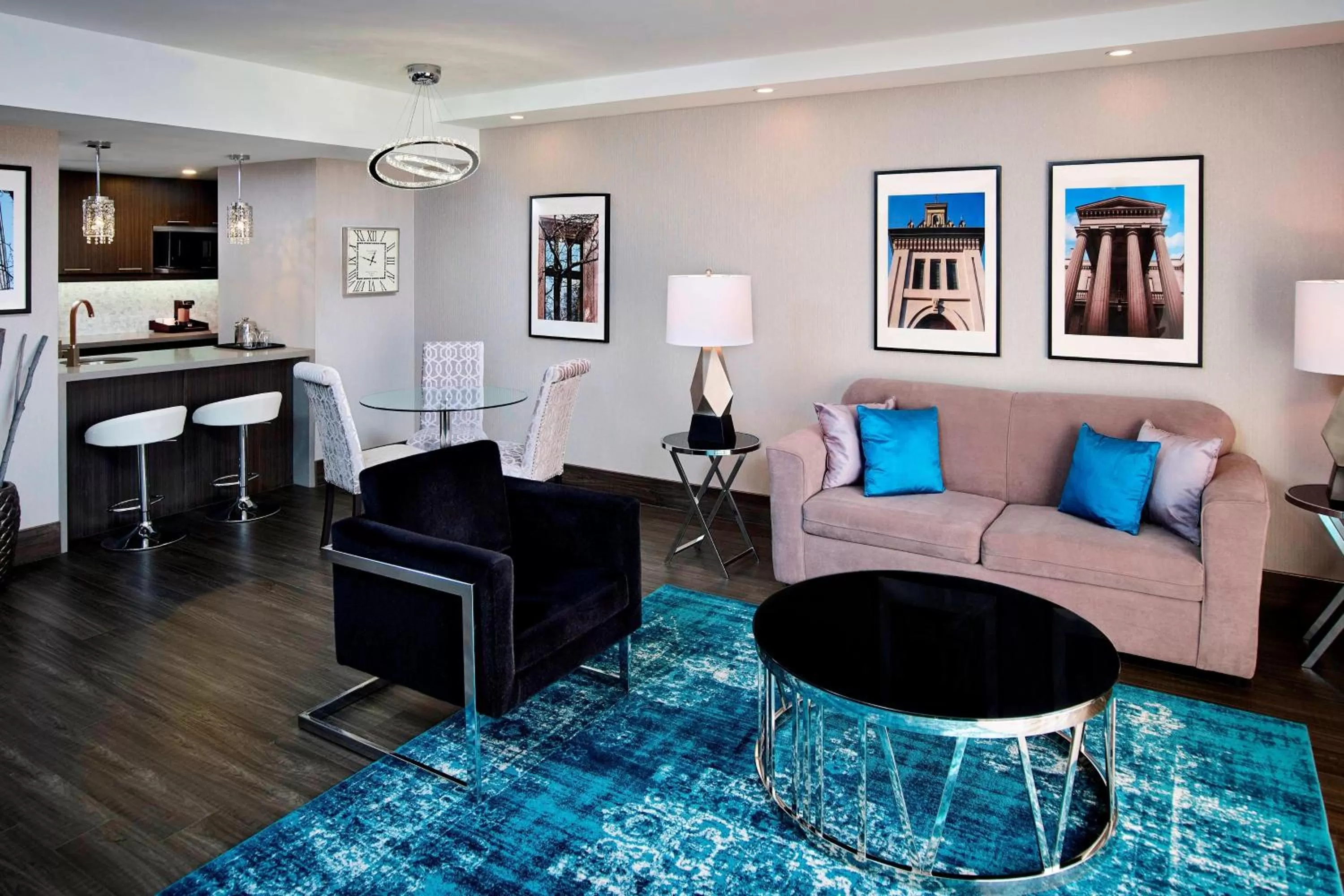 Photo of the whole room in Sheraton Hamilton Hotel