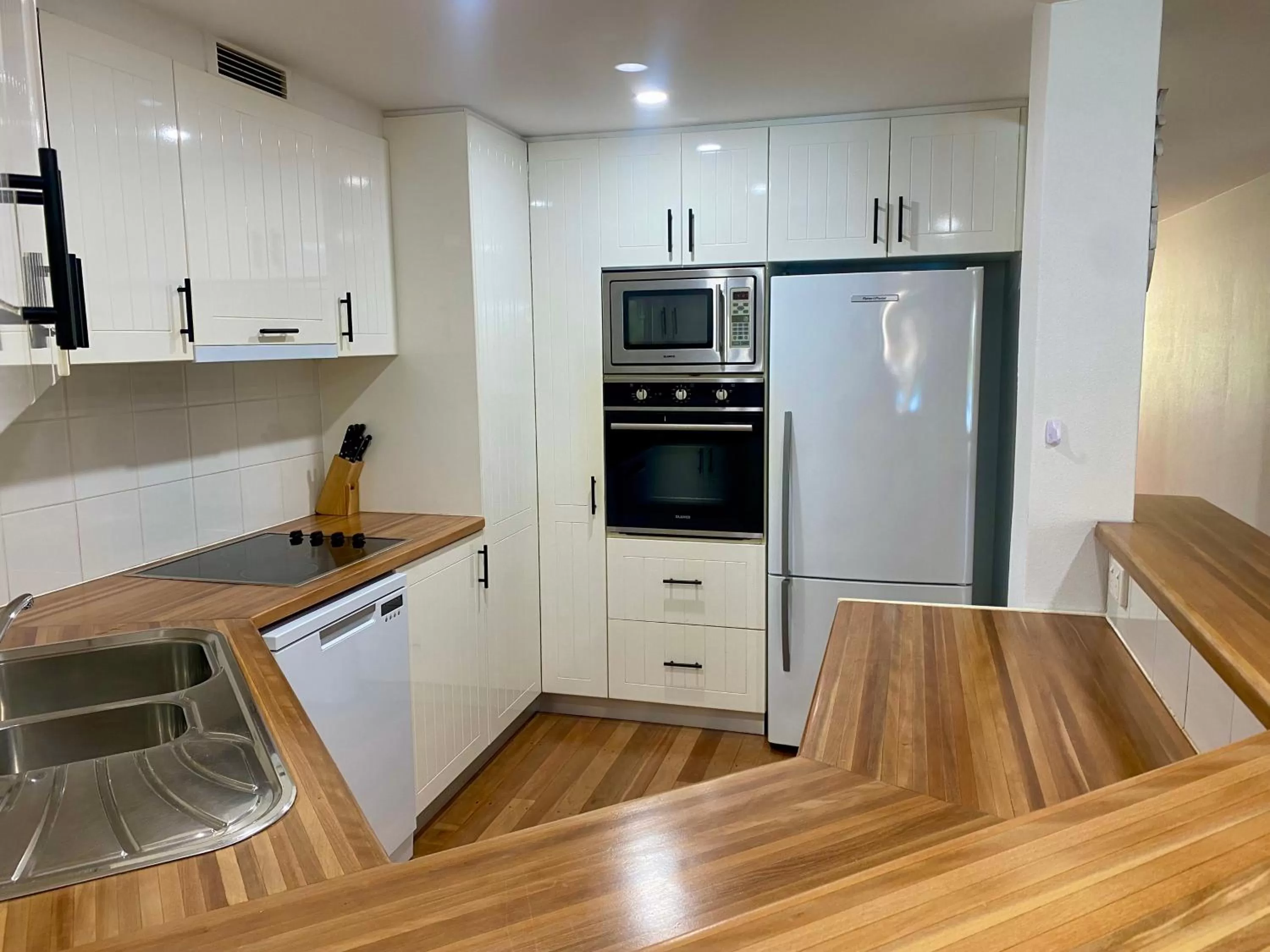 Kitchen or kitchenette in BeachView Apartments at Villa Paradiso