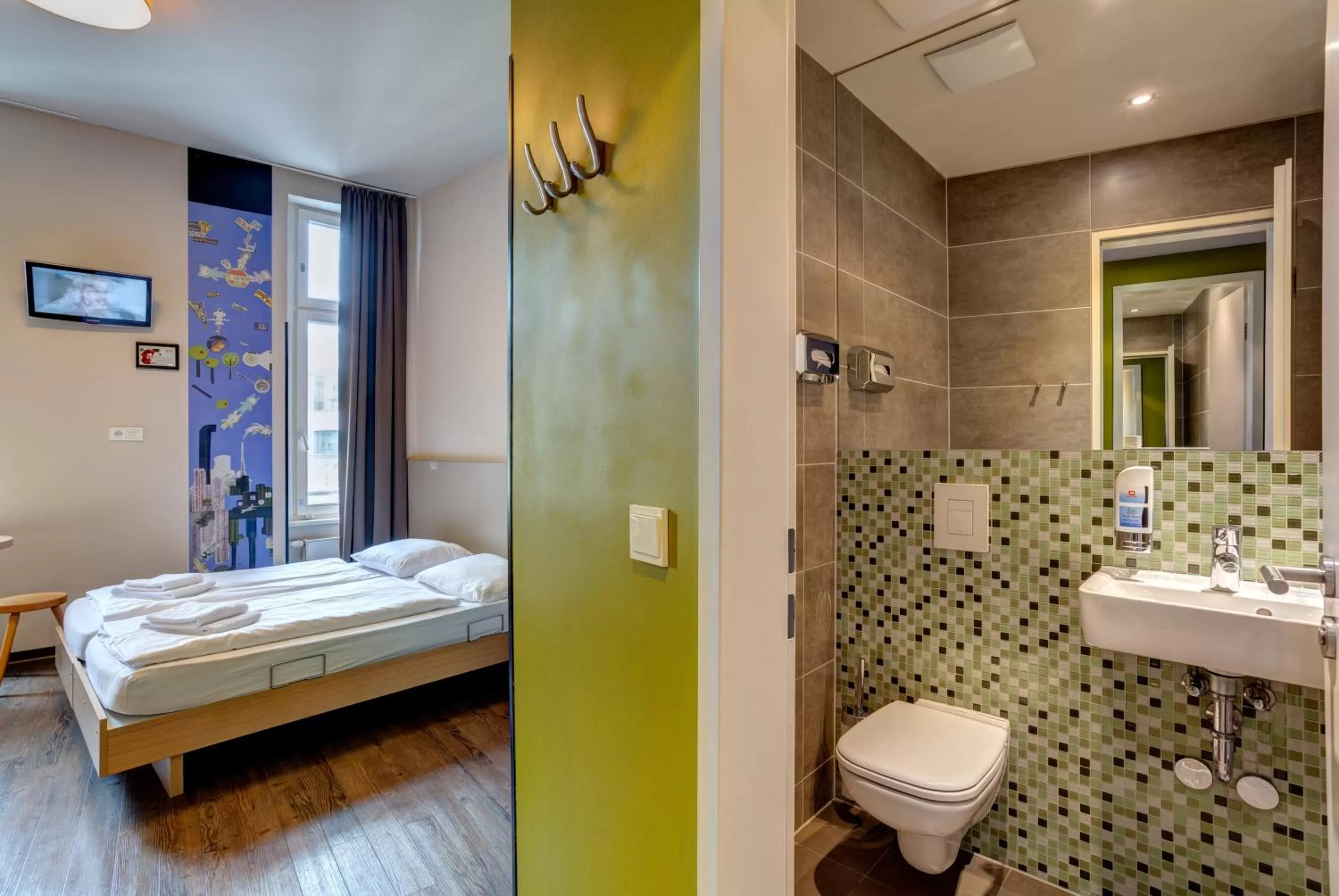 Toilet, Bed in MEININGER Hotel Berlin Mitte