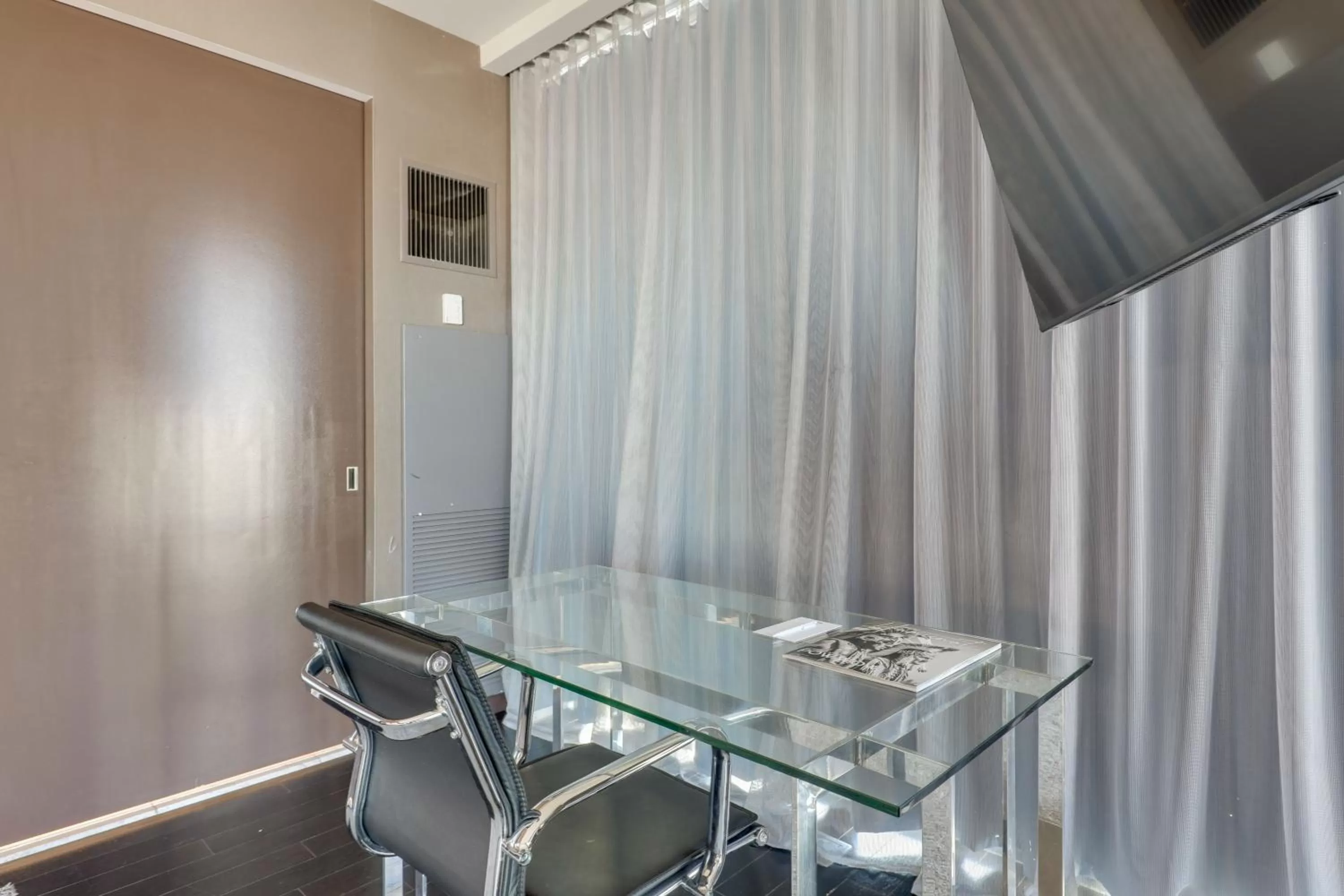 TV and multimedia in Vegas Palms HIGH 52nd fl. 1BDR corner penthouse 1220sqft