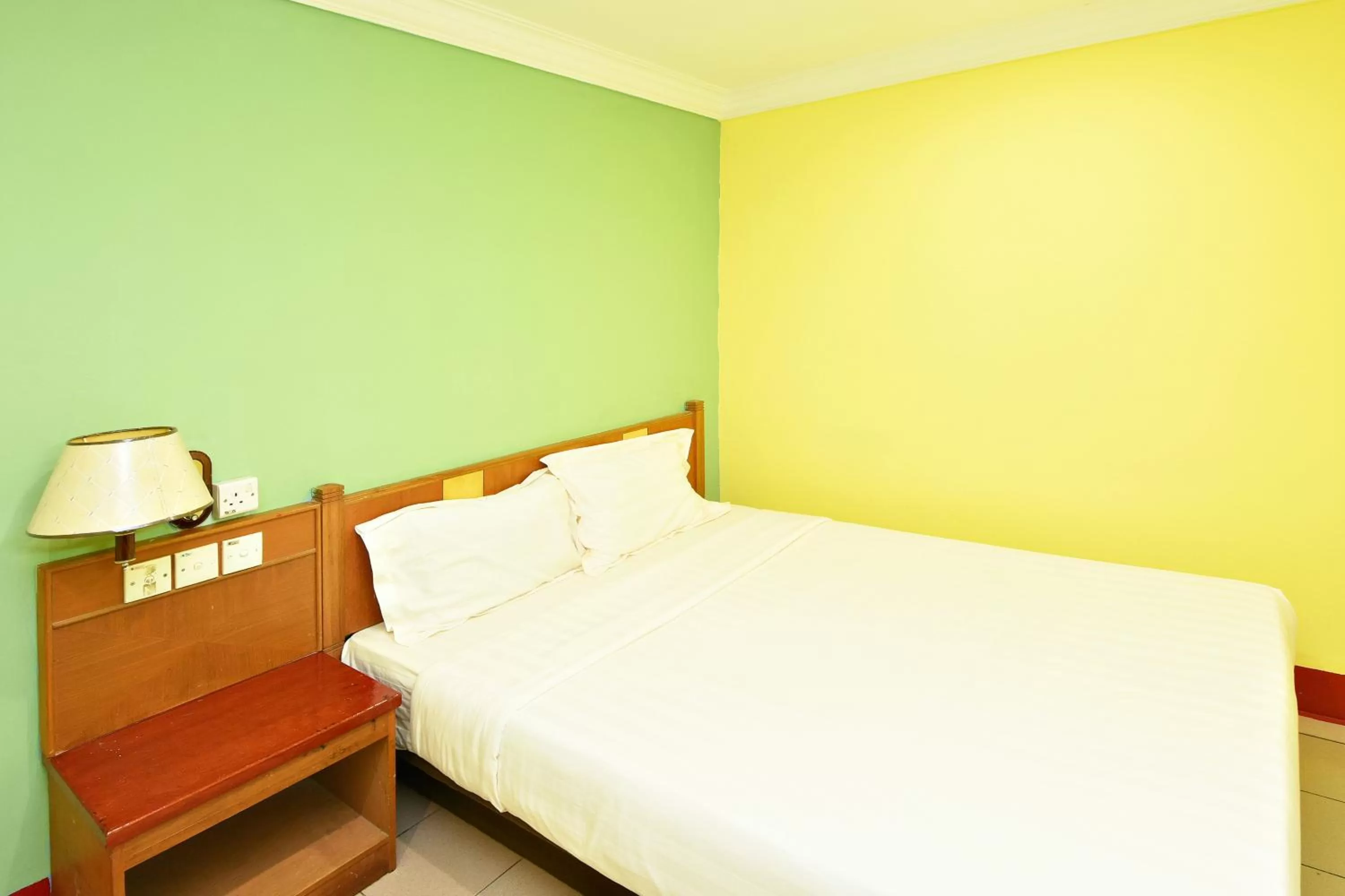 Photo of the whole room, Bed in Mandarin Inn by Glex