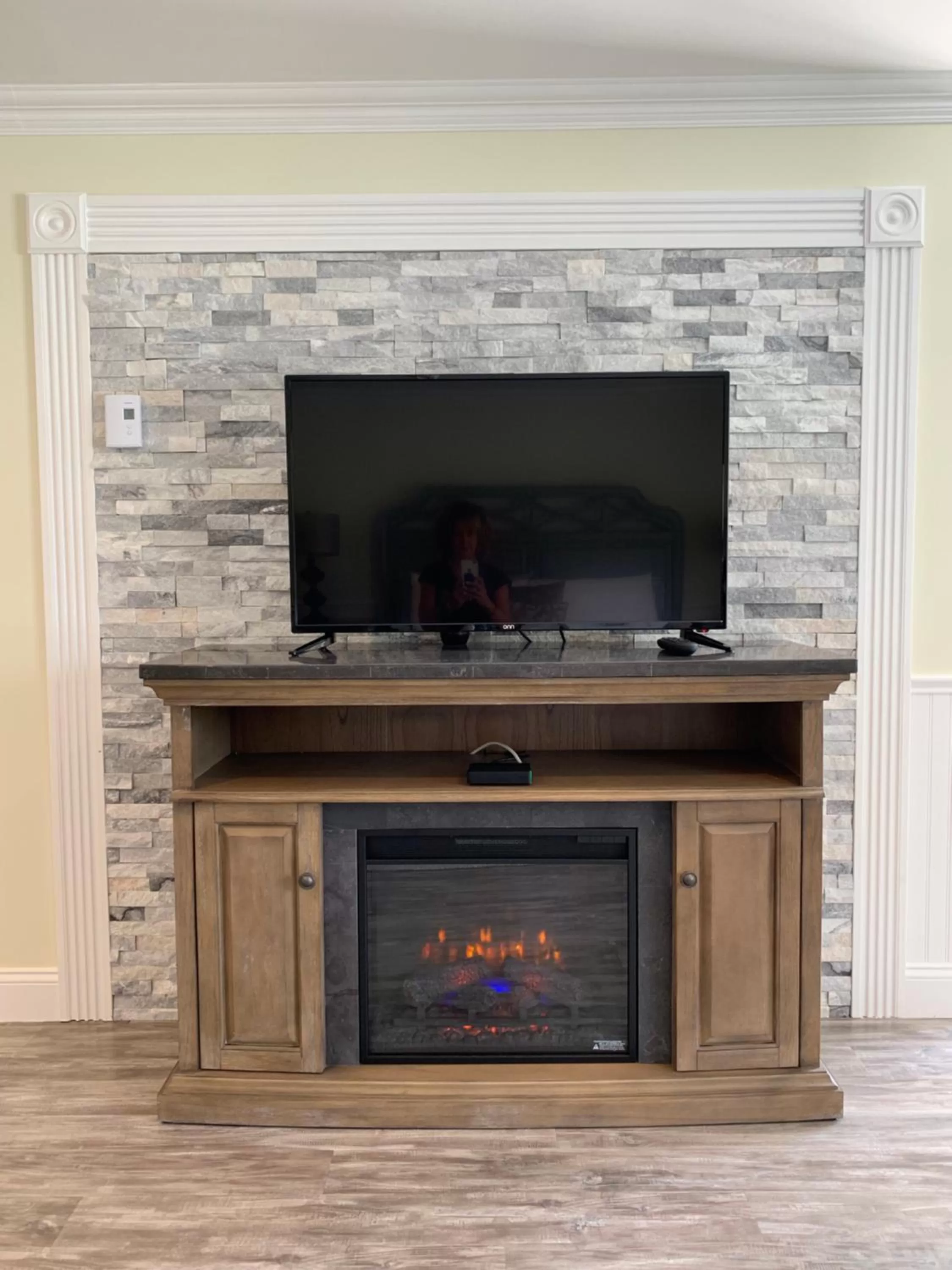 TV/Entertainment Center in Shore Road Inn