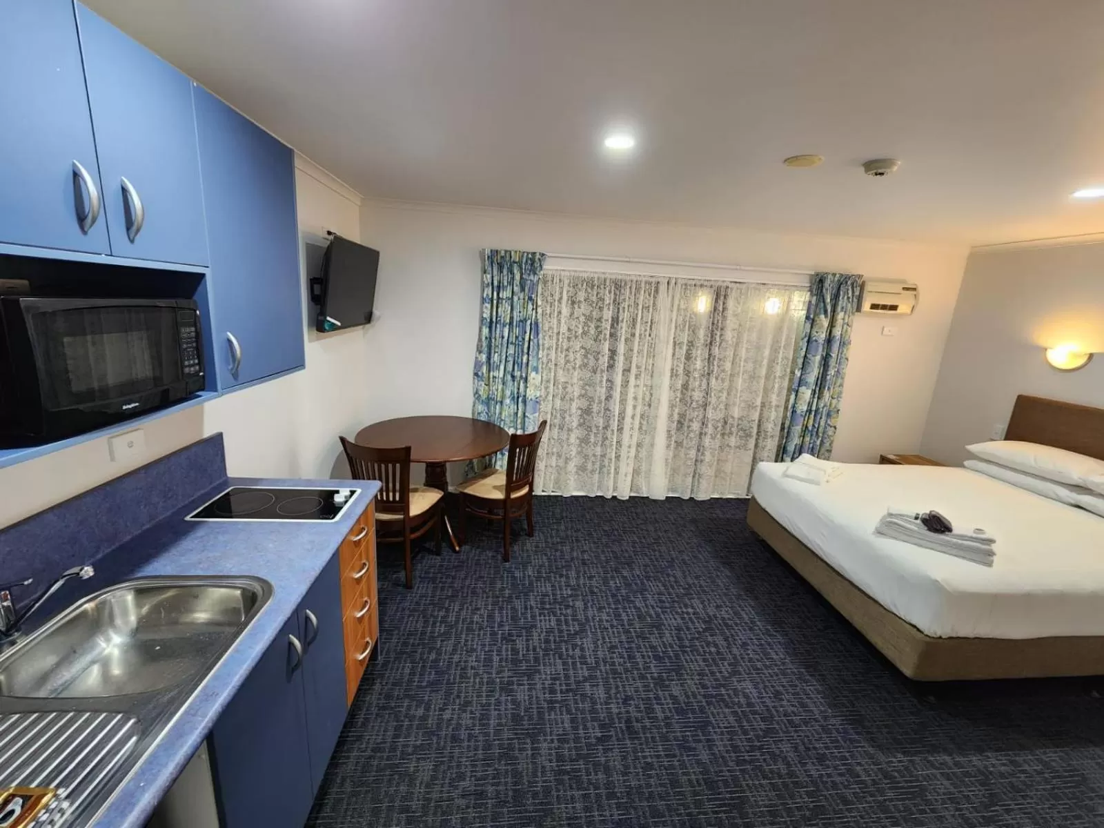 Kitchen or kitchenette, Bed in Botany Palms Motel