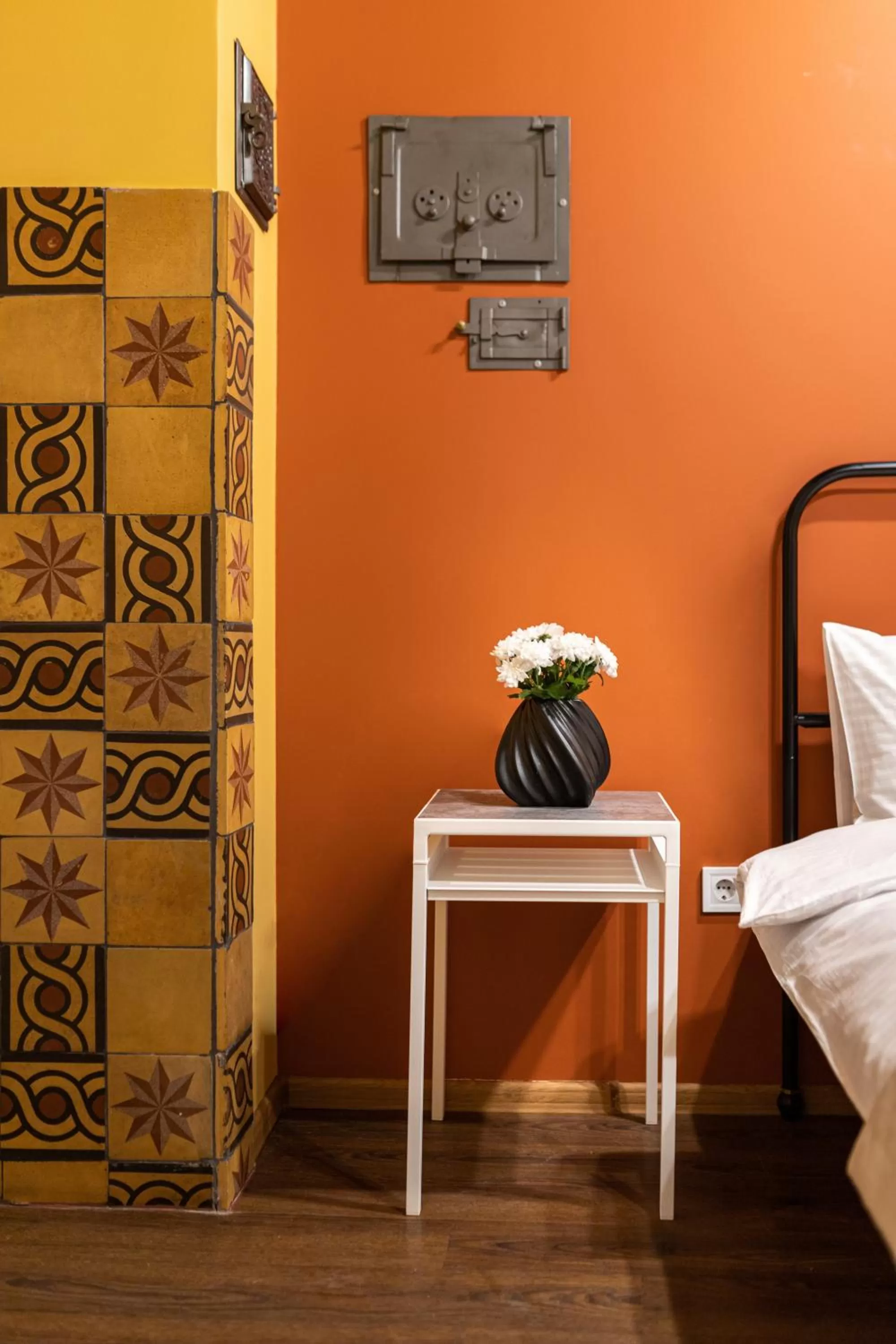 Photo of the whole room, Bed in Post House Rooms