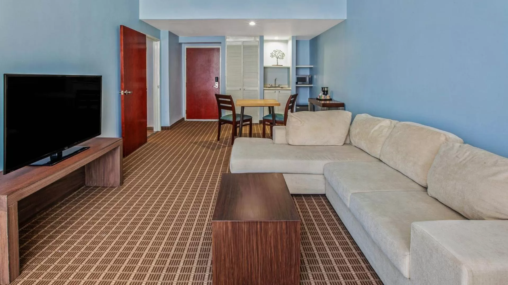 Communal lounge/ TV room in CHN Hotel Monterrey Centro, Trademark Collection by Wyndham