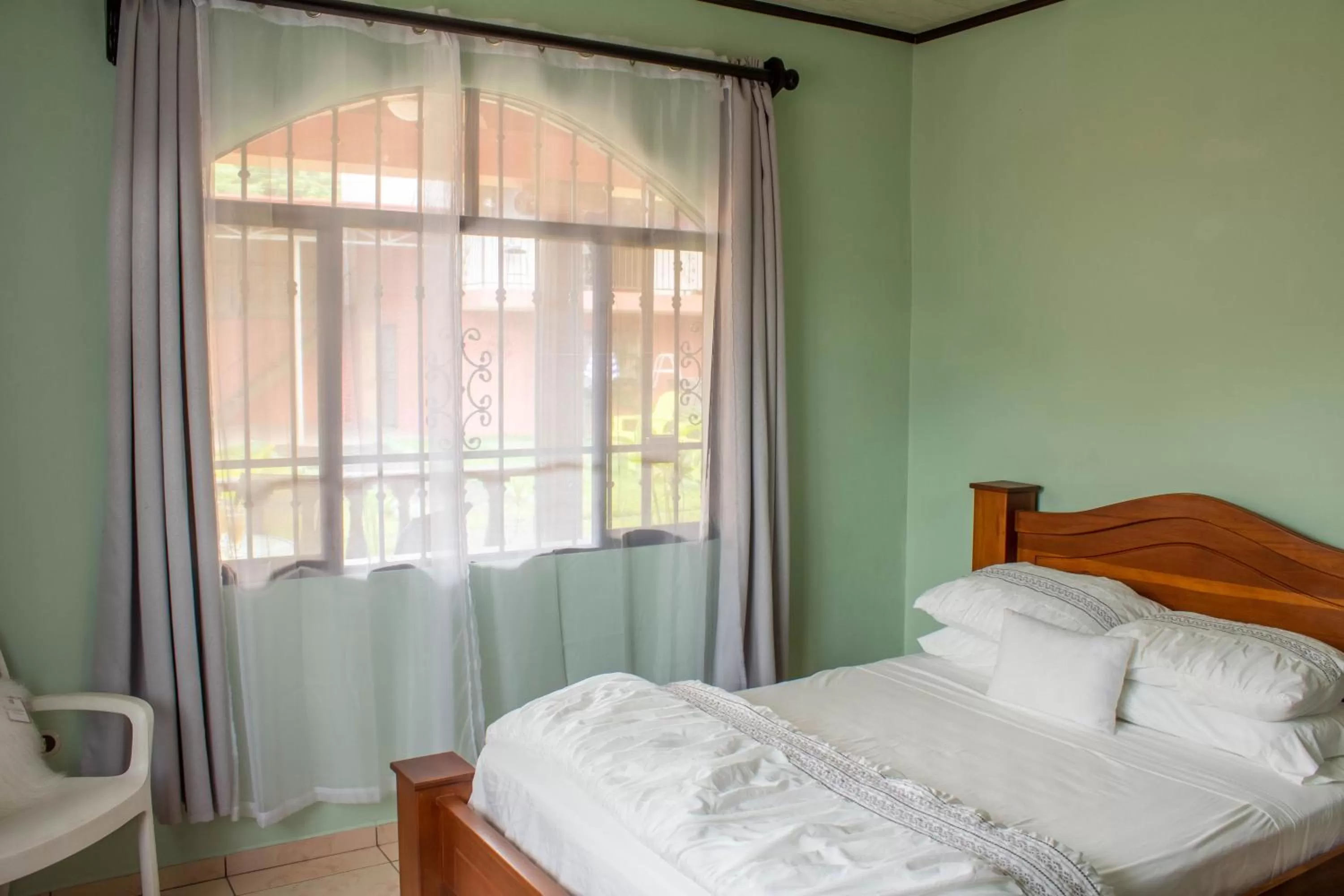 Bed in Tico House Bed & Breakfast