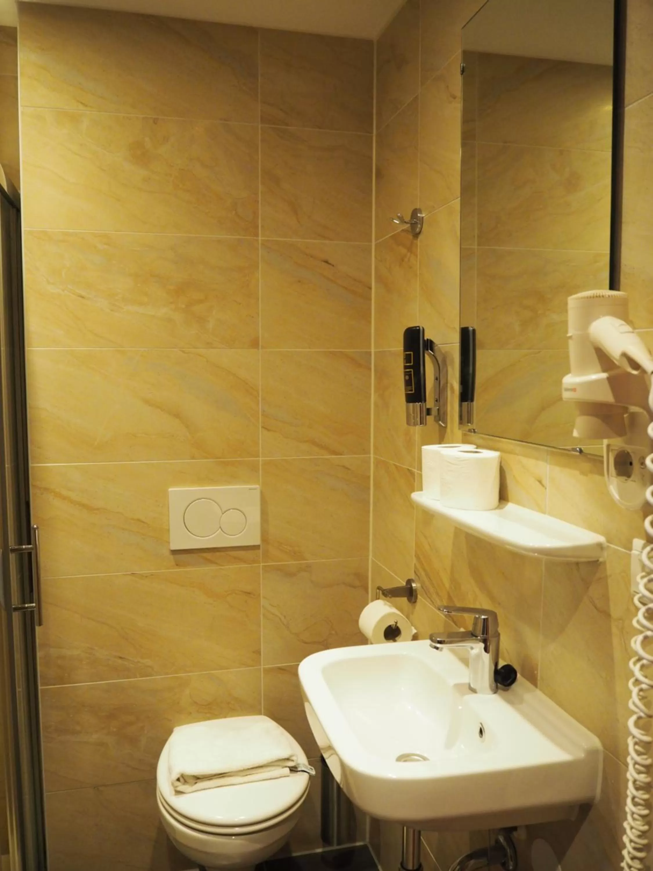 Toilet in Blossoms City Hotel