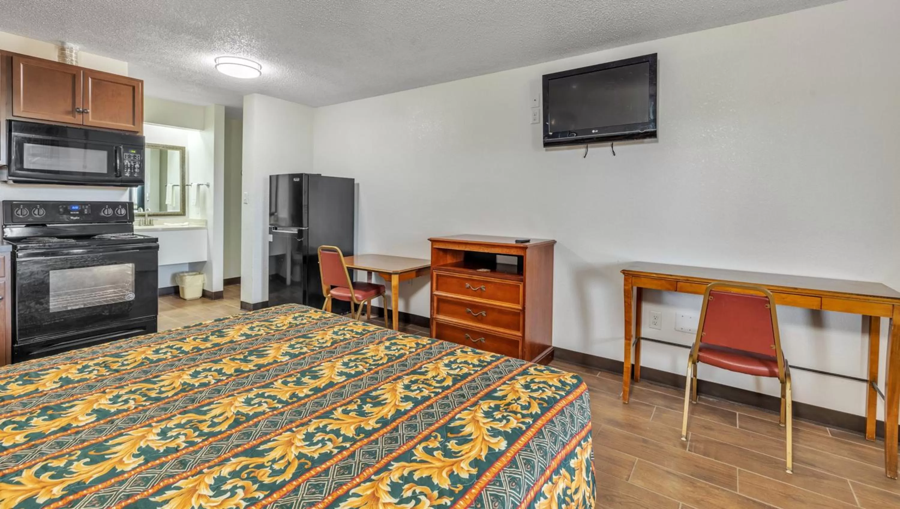 Bedroom, Bed in Studios and Suites 4 Less Emporia