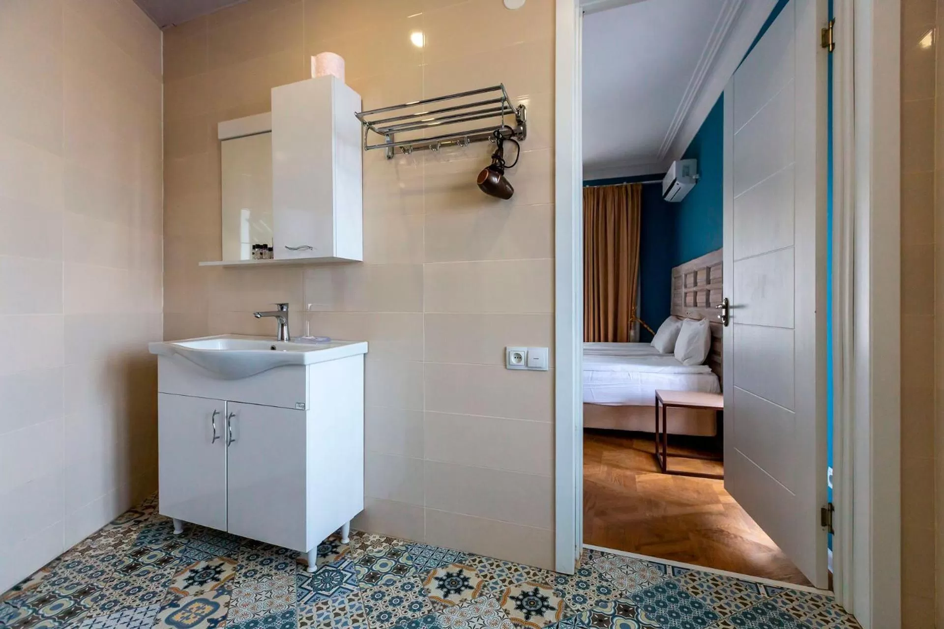 Bathroom, Bed in Gvino Minda