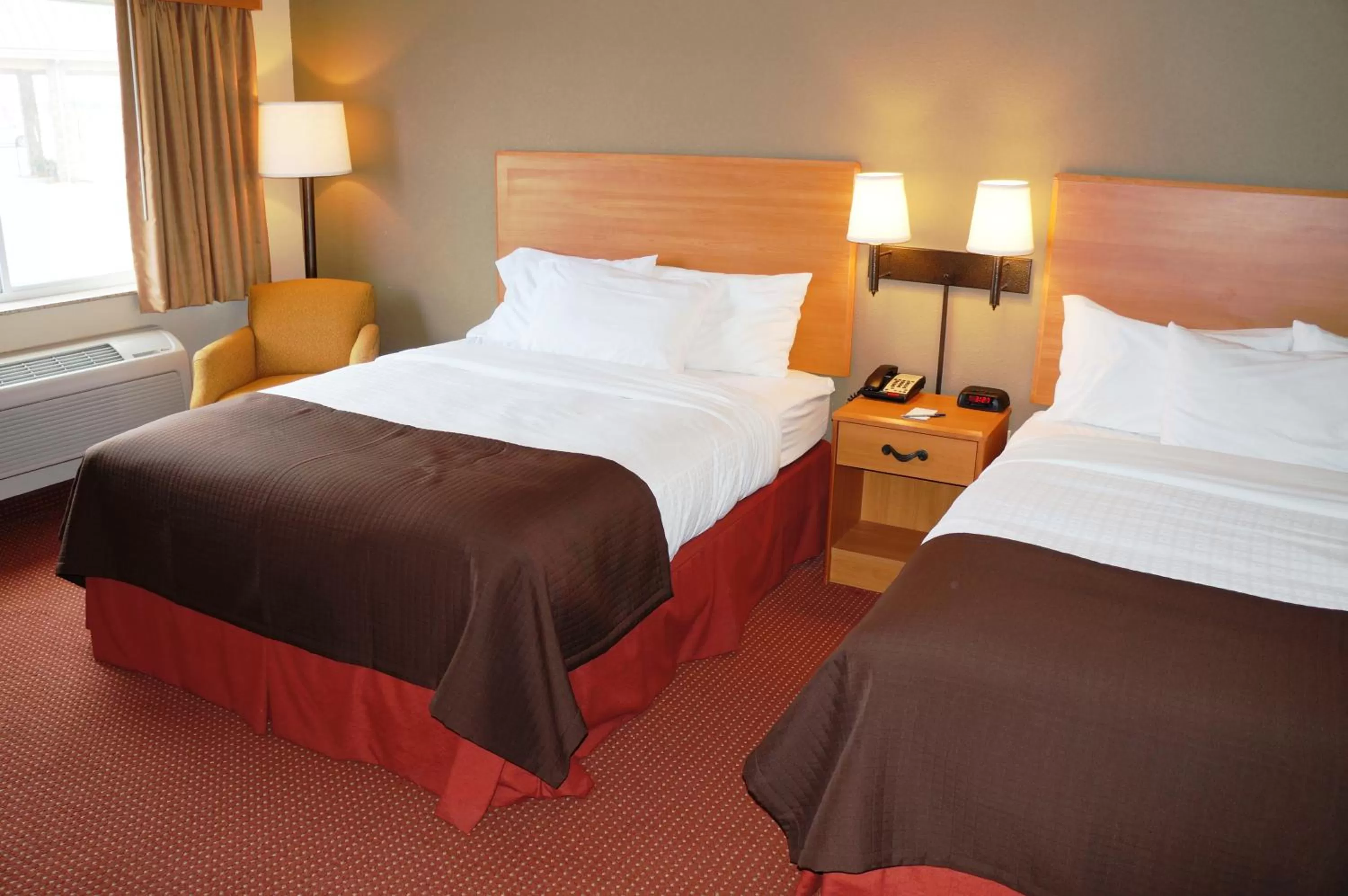 Bedroom, Bed in AmericInn by Wyndham Anamosa