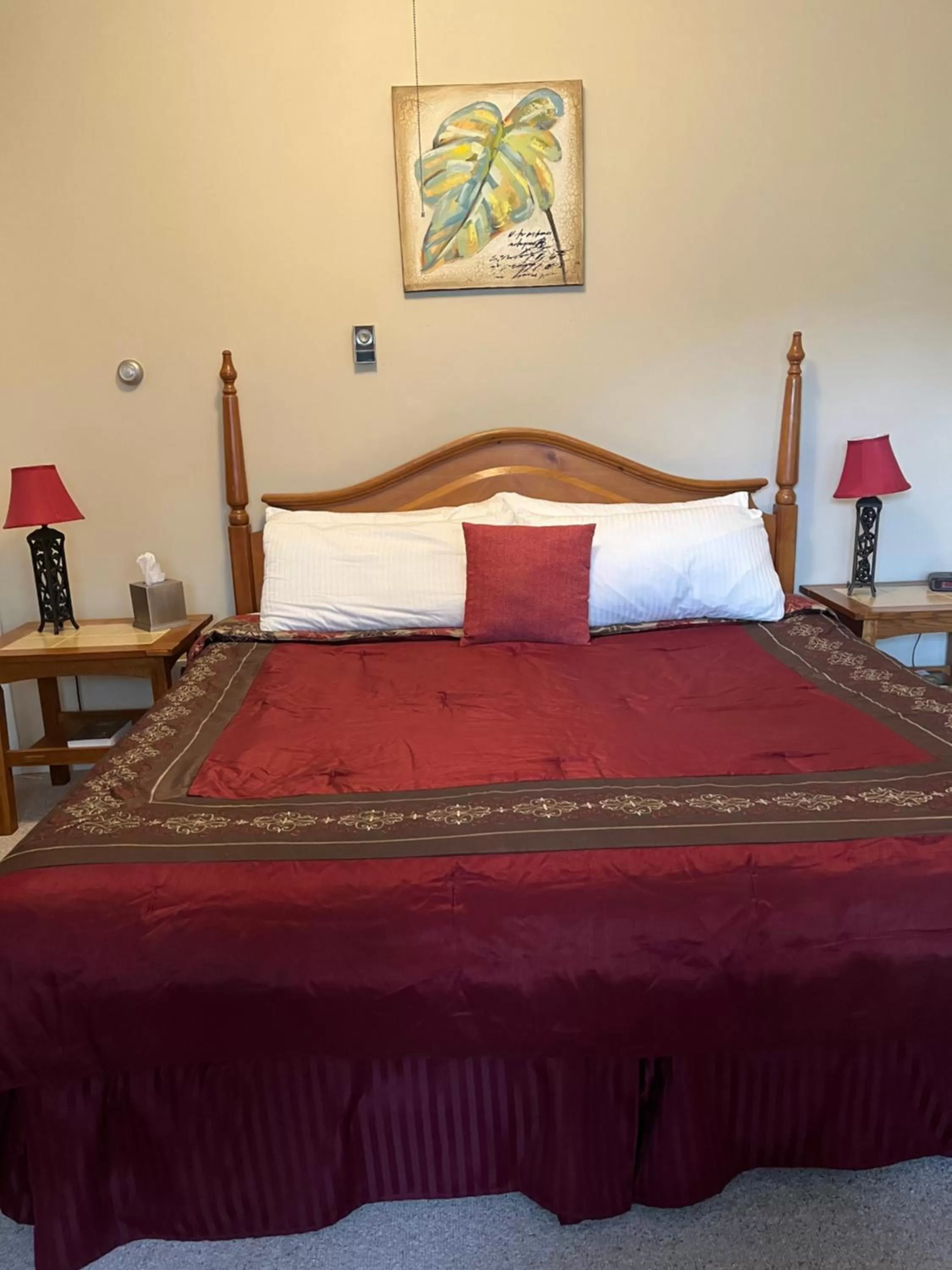 Bed in Vinehurst Inn & Suites