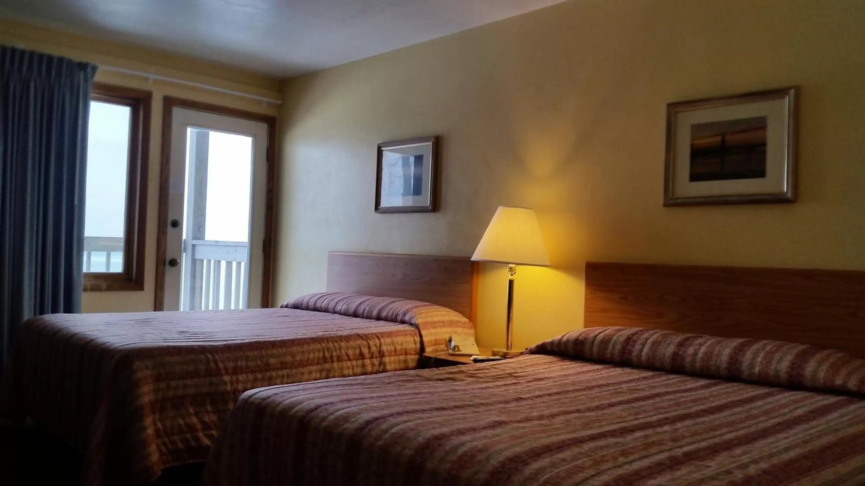 Bed in Algoma Beach Motel