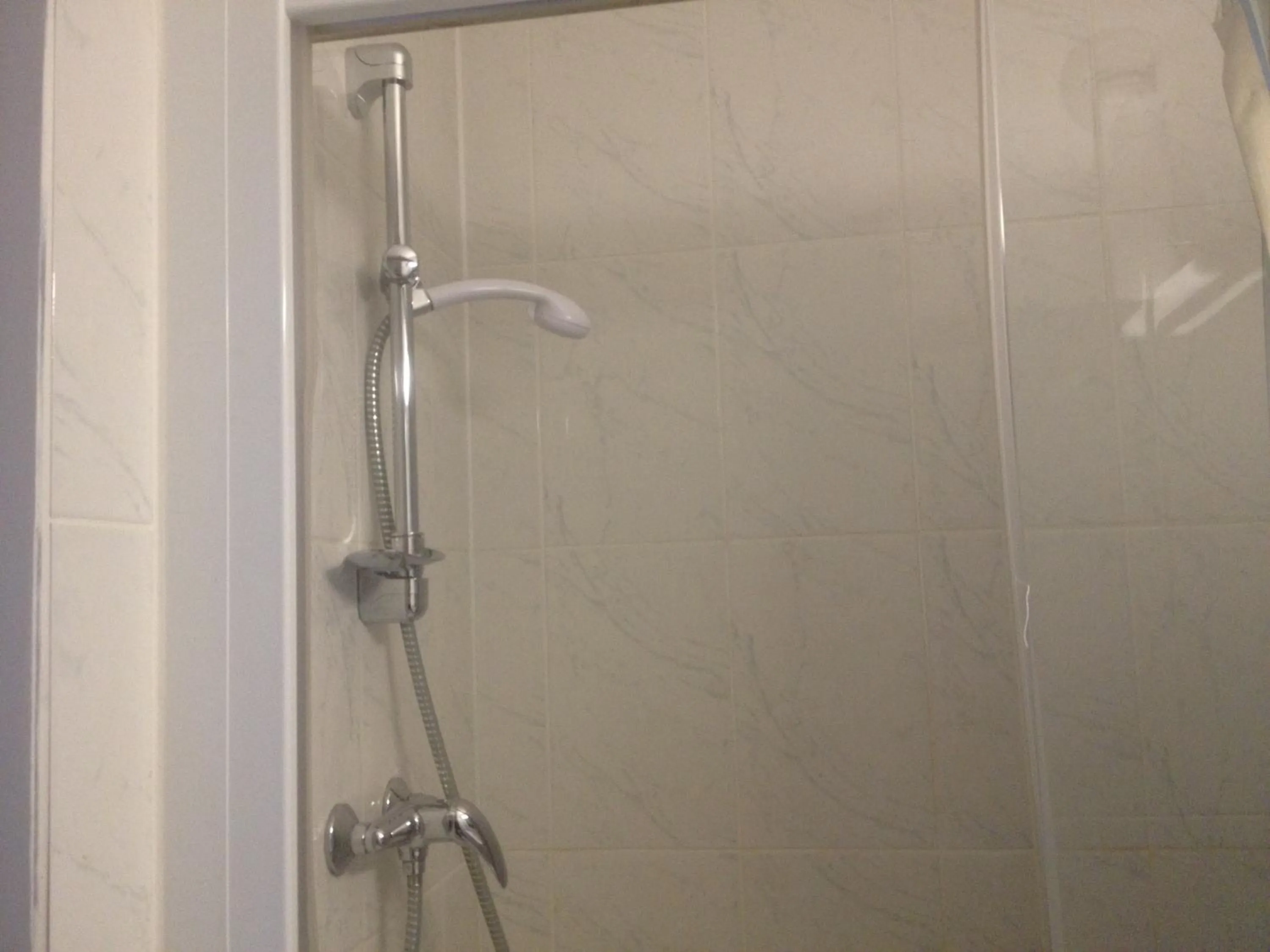 Shower in Hotel Le Strasbourg