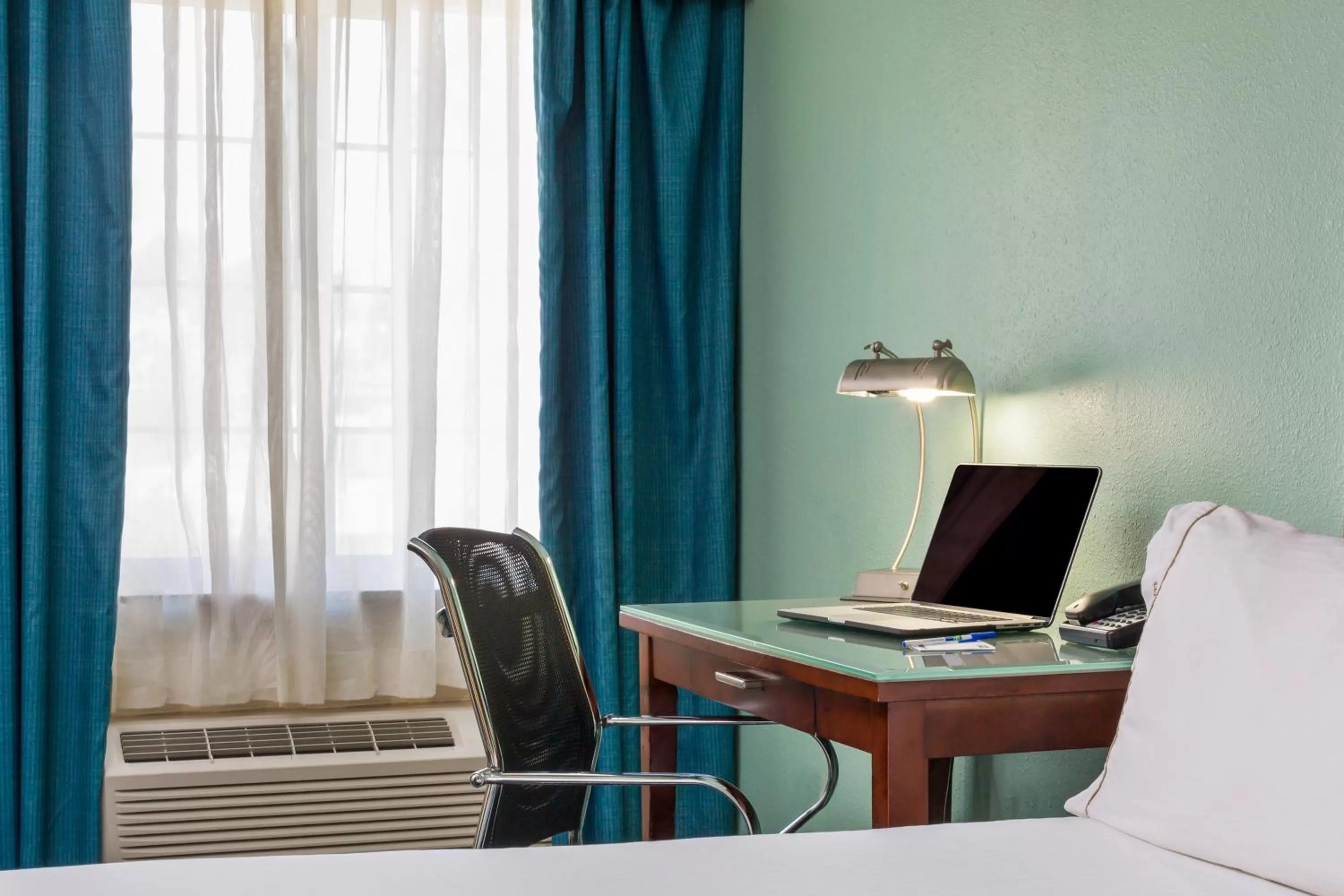 Photo of the whole room, TV/Entertainment Center in Holiday Inn Express San Diego SeaWorld, an IHG Hotel