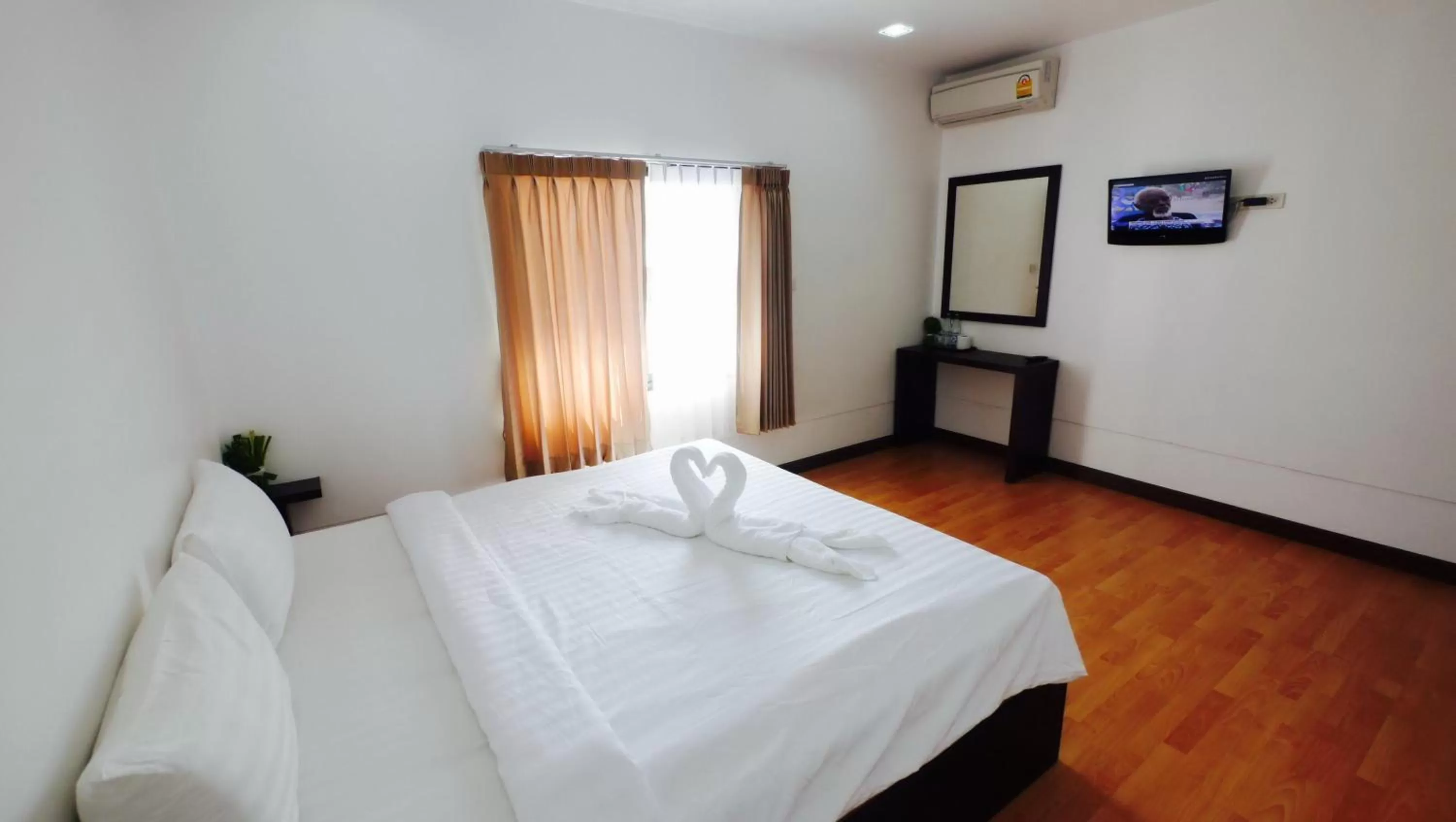 Property building, Bed in Basic Line Hotel @ Loikroh