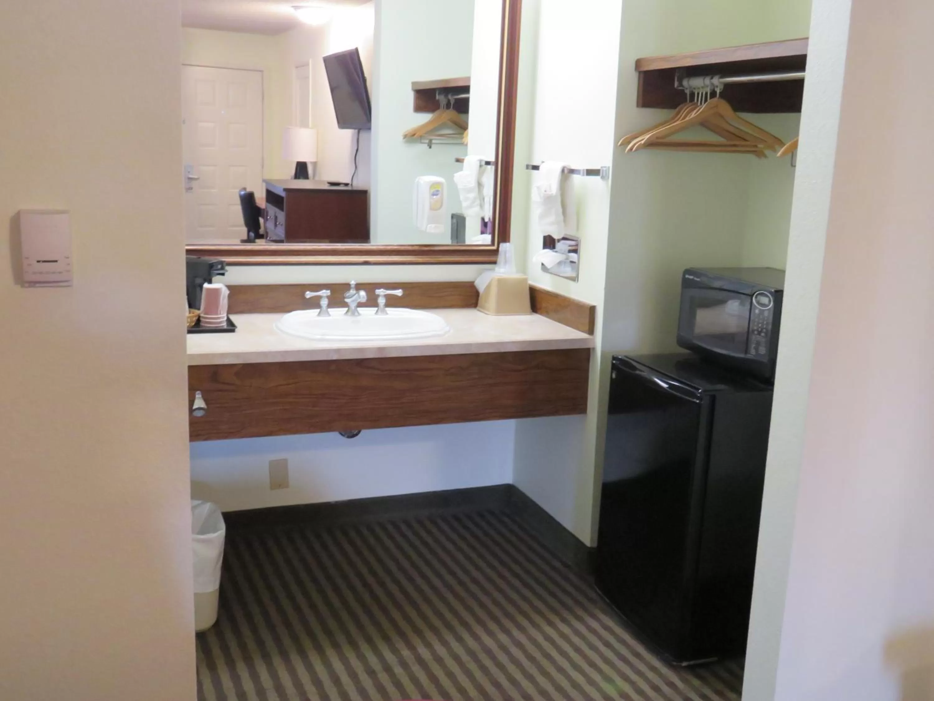 Coffee/tea facilities in Thunderbird Motel