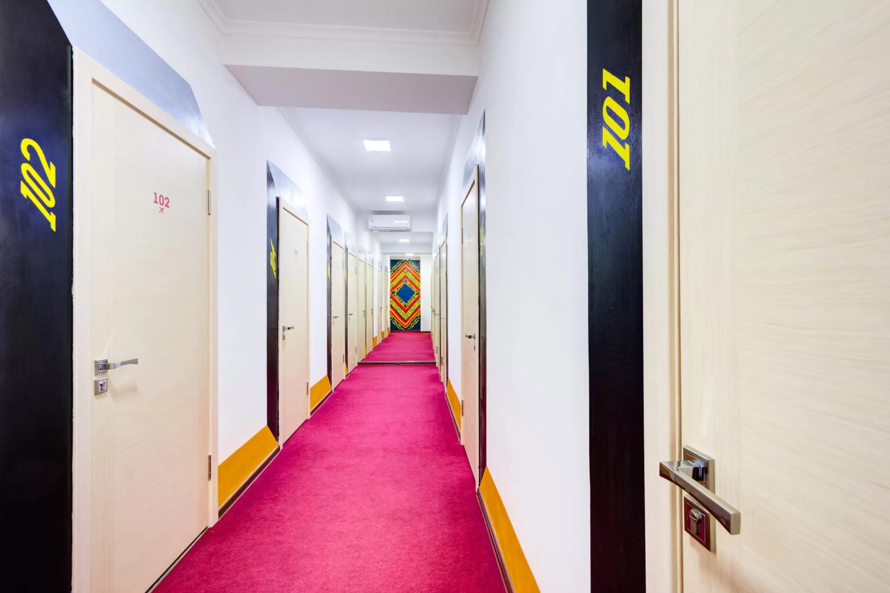 WHITE HOTEL & HOSTEL