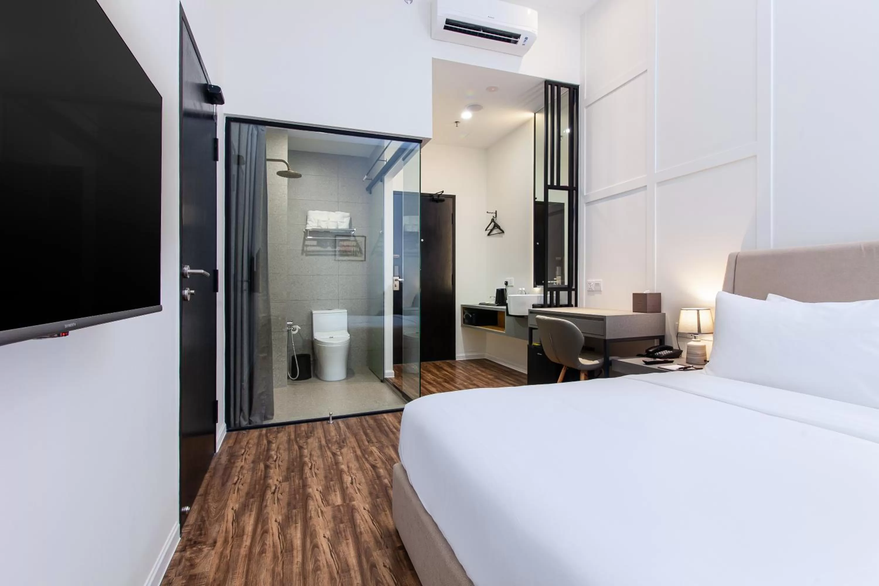 Bathroom, Bed in Wesley Hotel