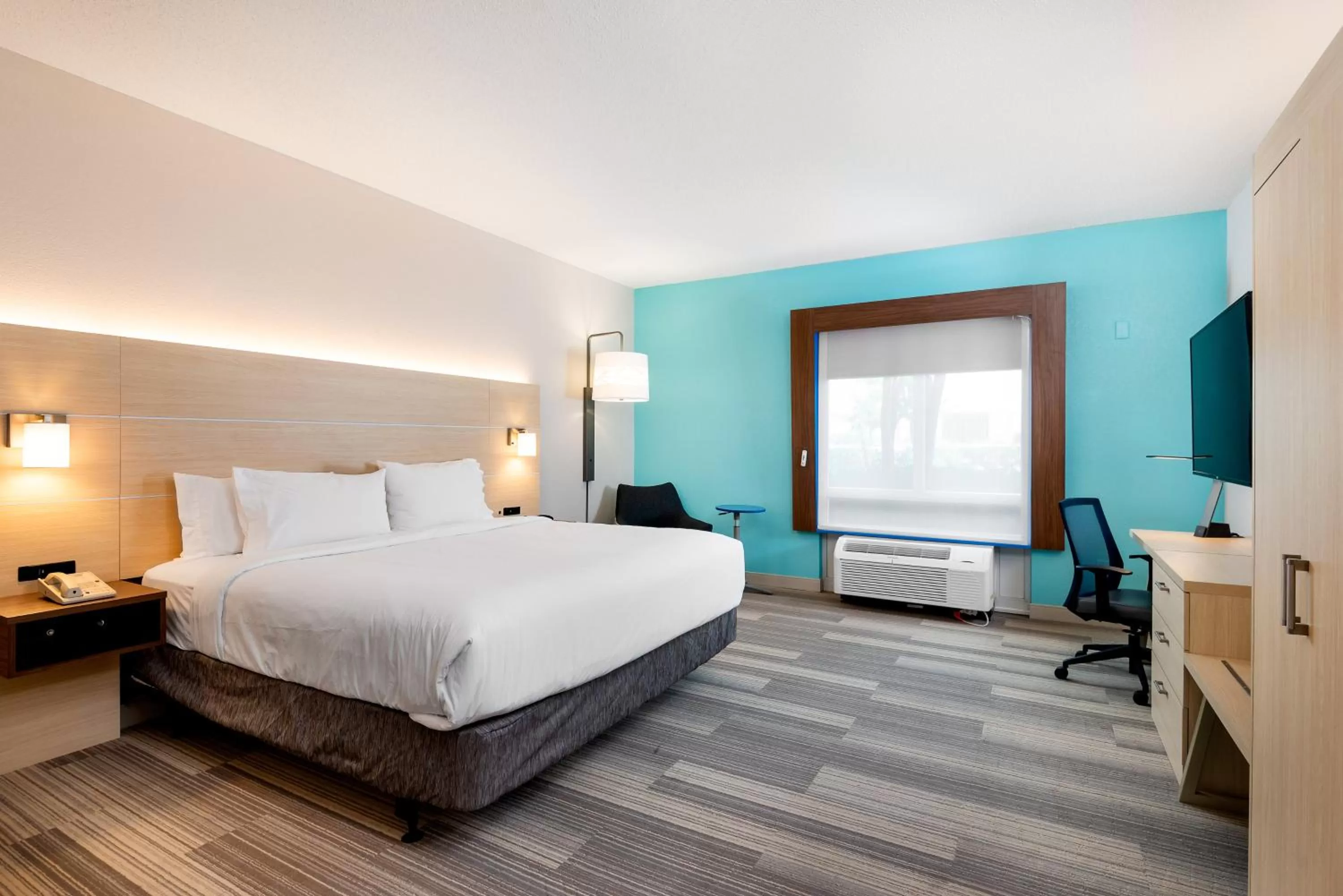 Photo of the whole room, Bed in Holiday Inn Express Daphne-Spanish Fort by IHG