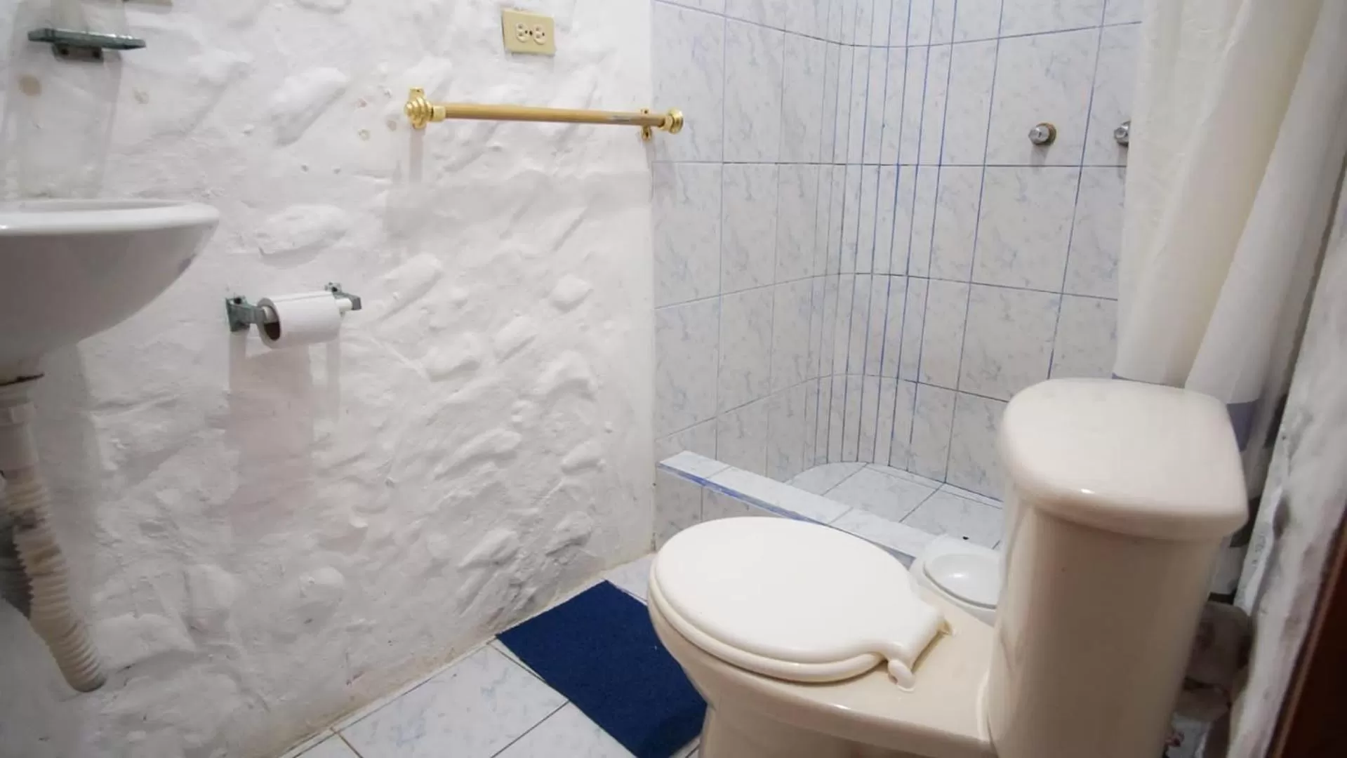 Bathroom in Hostal Galapagos by Bar de Beto