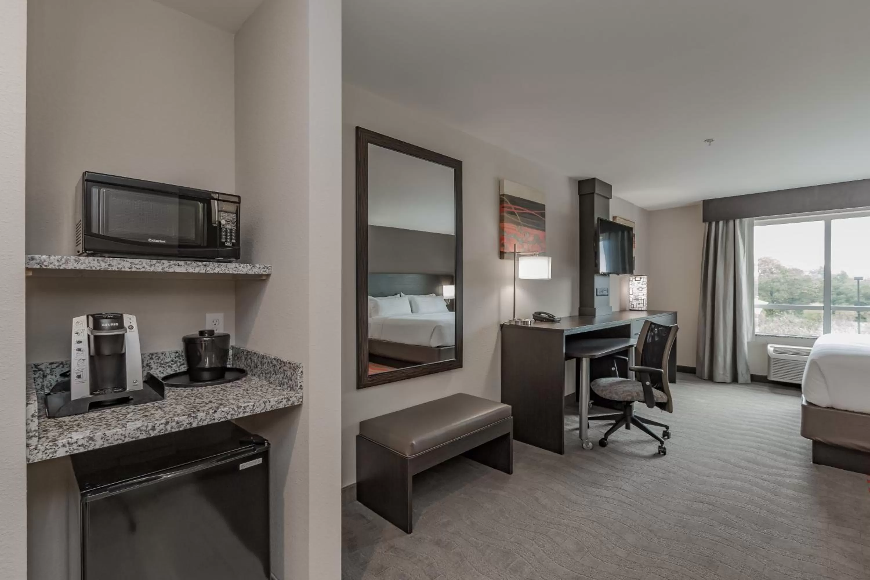 Photo of the whole room, Bed in Holiday Inn Mishawaka by IHG