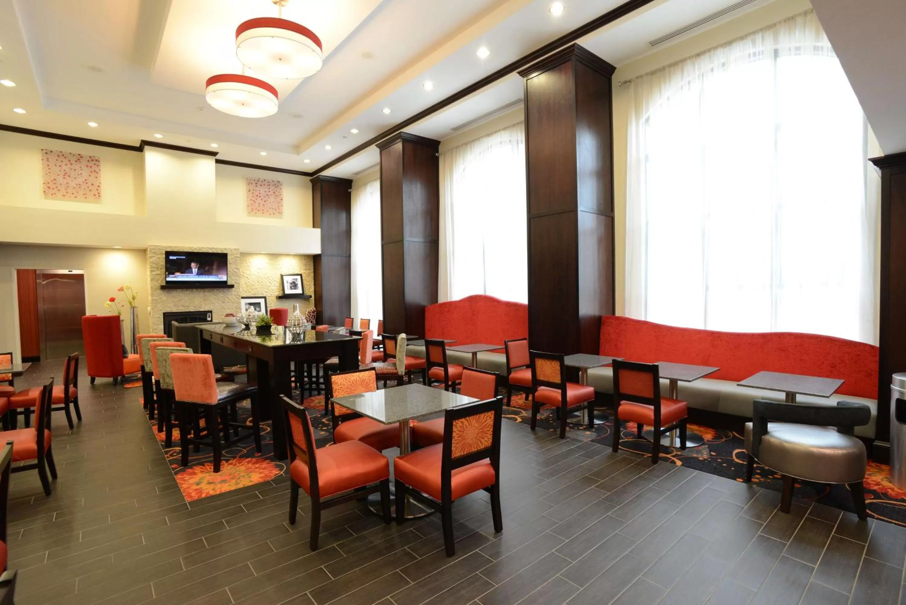 Dining area in Hampton Inn & Suites Albany at Albany Mall