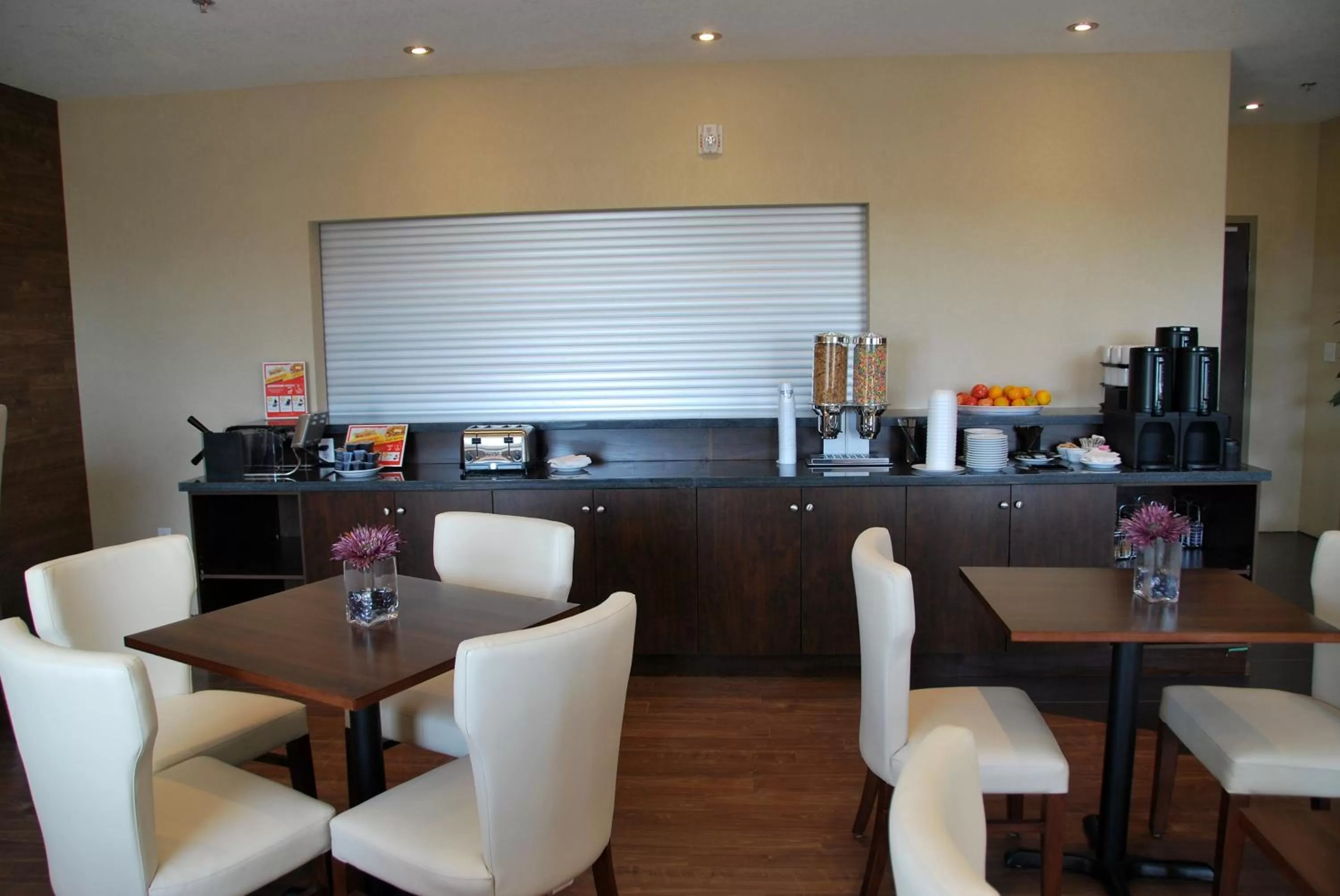 Restaurant/places to eat in Days Inn by Wyndham Regina Airport West