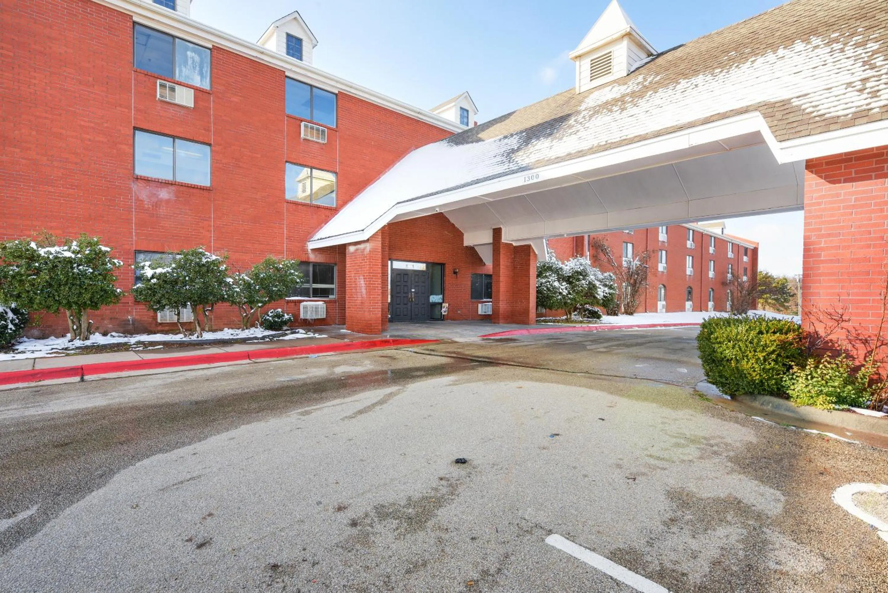 Facade/entrance, Property Building in OYO Hotel Edmond - University of Central Oklahoma