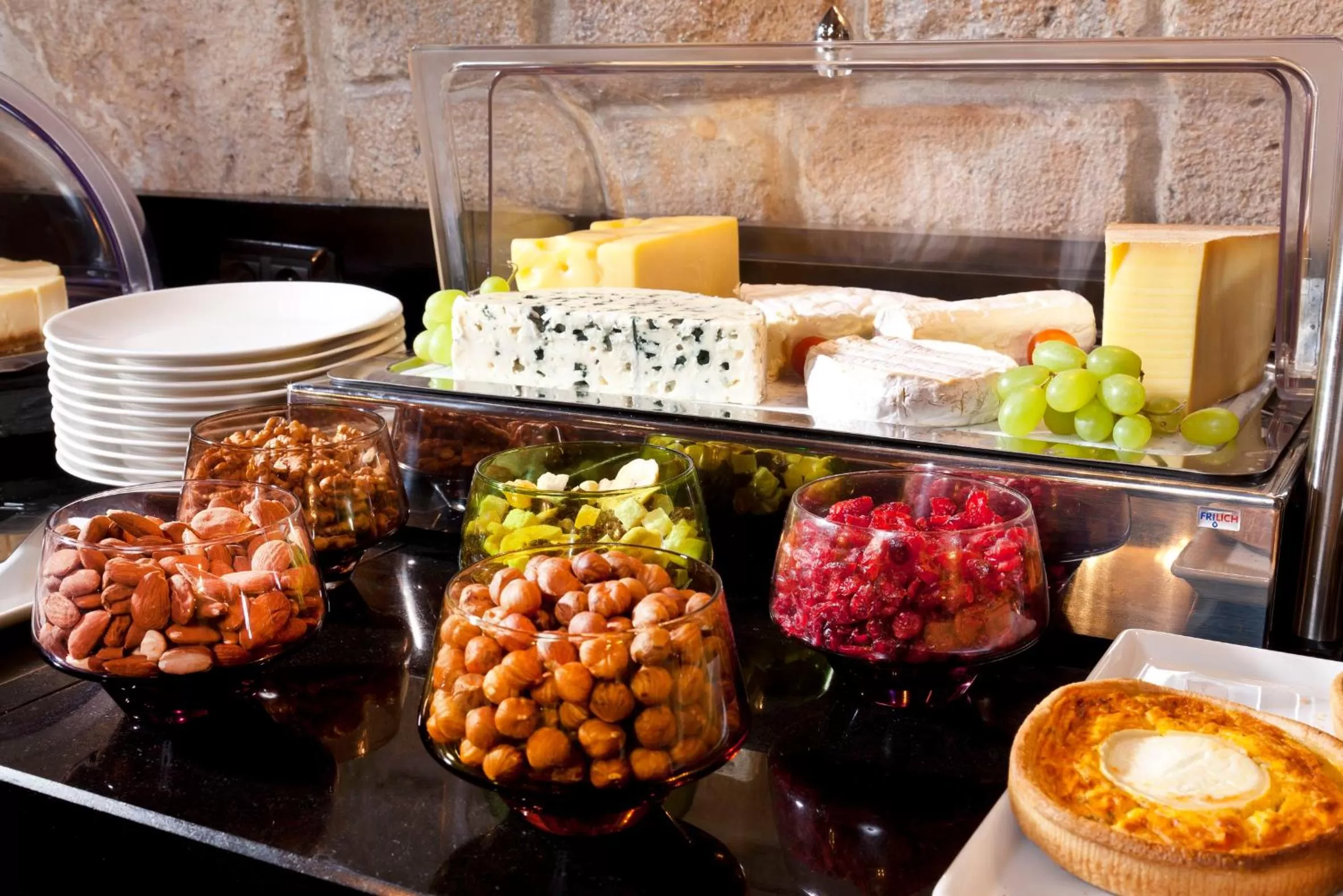 Restaurant/places to eat in Grand Hotel Saint Michel