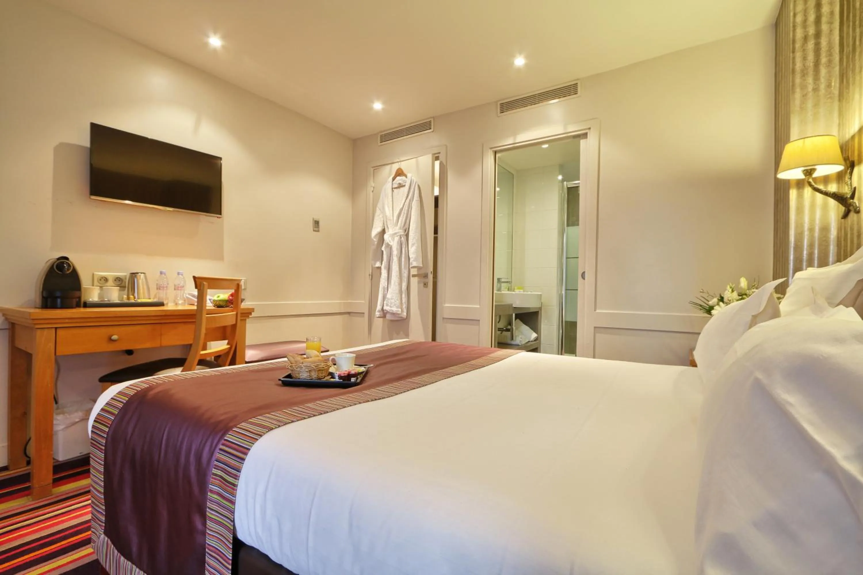 Photo of the whole room, Bed in Hôtel Mondial