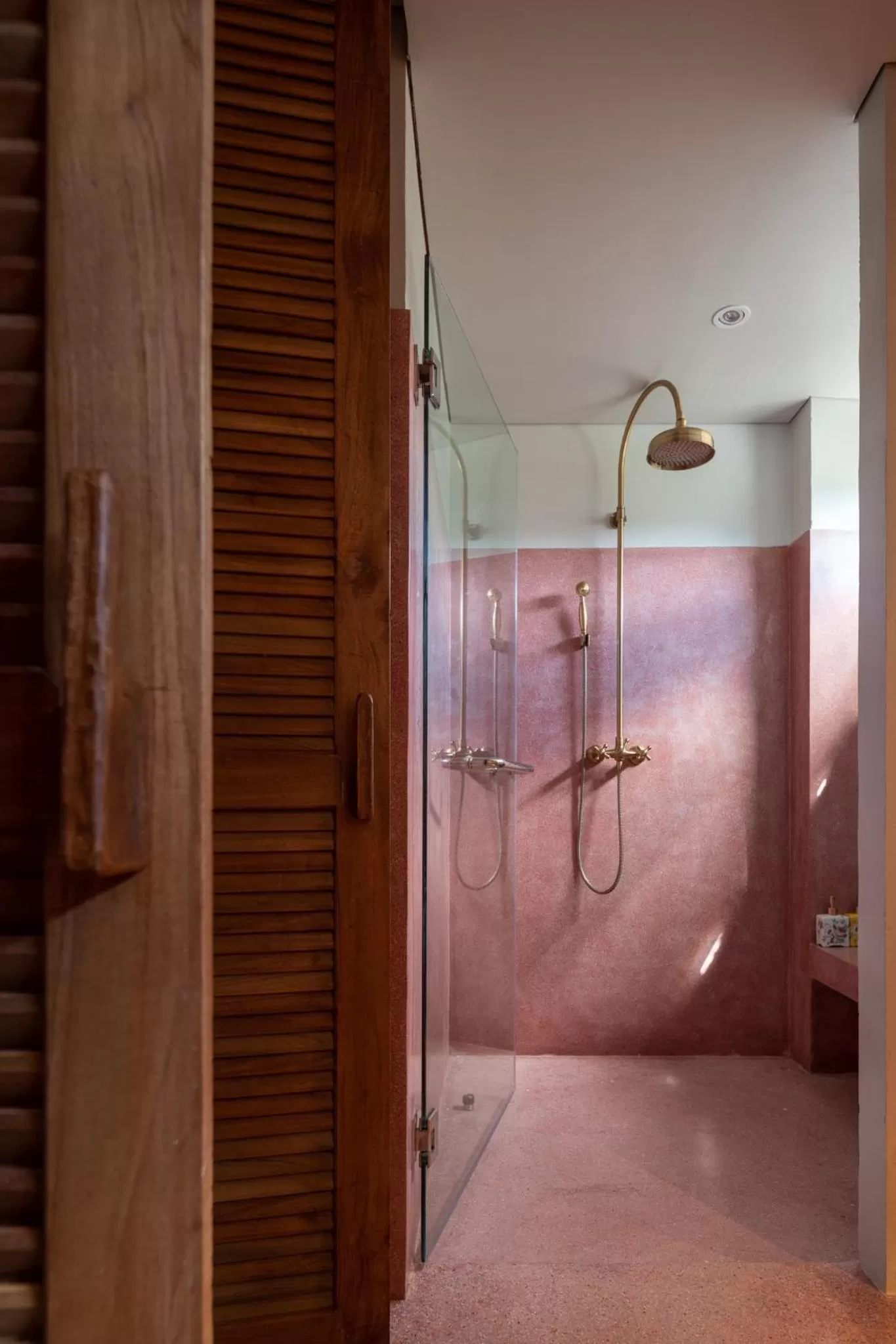 Shower in Hotel Gahn Khao Lak