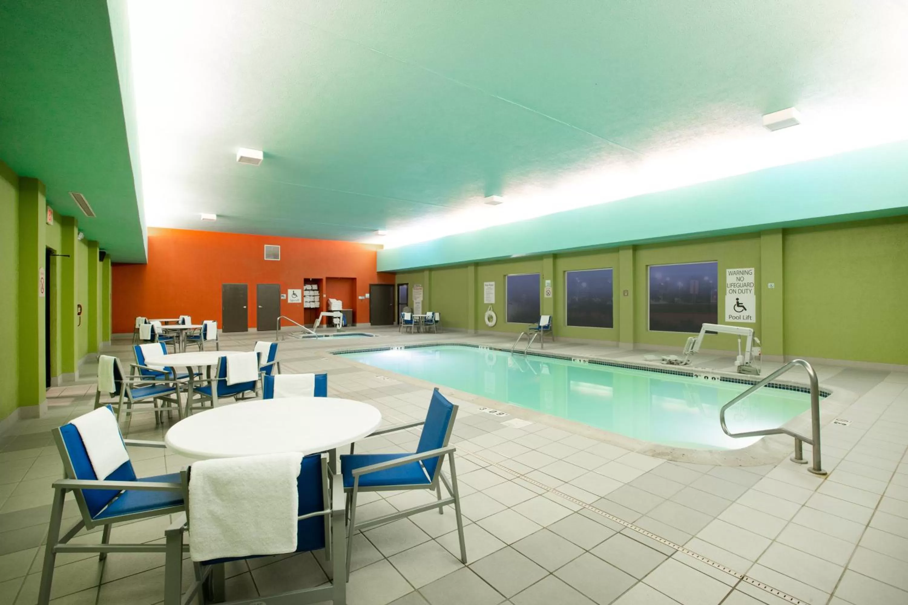 Swimming pool in Holiday Inn Express Hotel & Suites Columbus by IHG