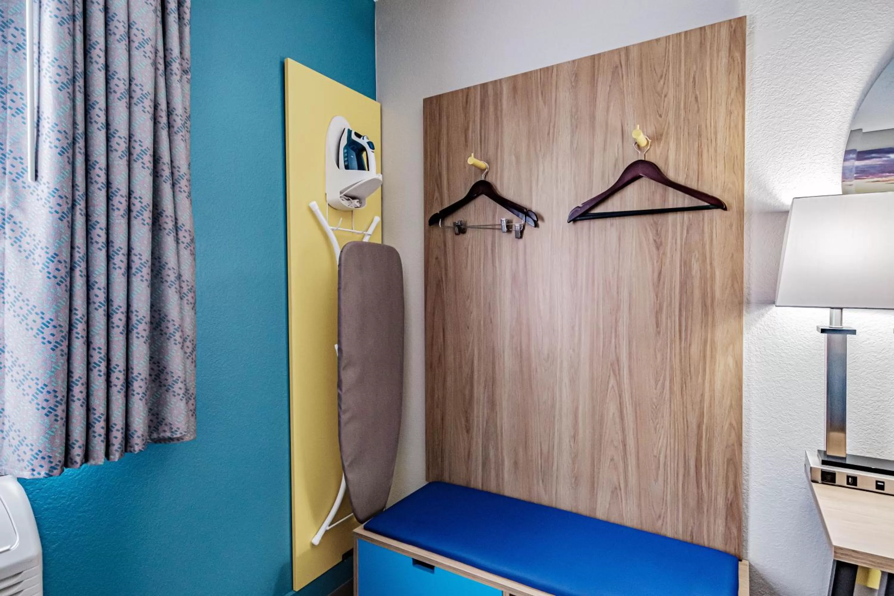 wardrobe, Bed in Days Inn by Wyndham Brunswick Bath Area