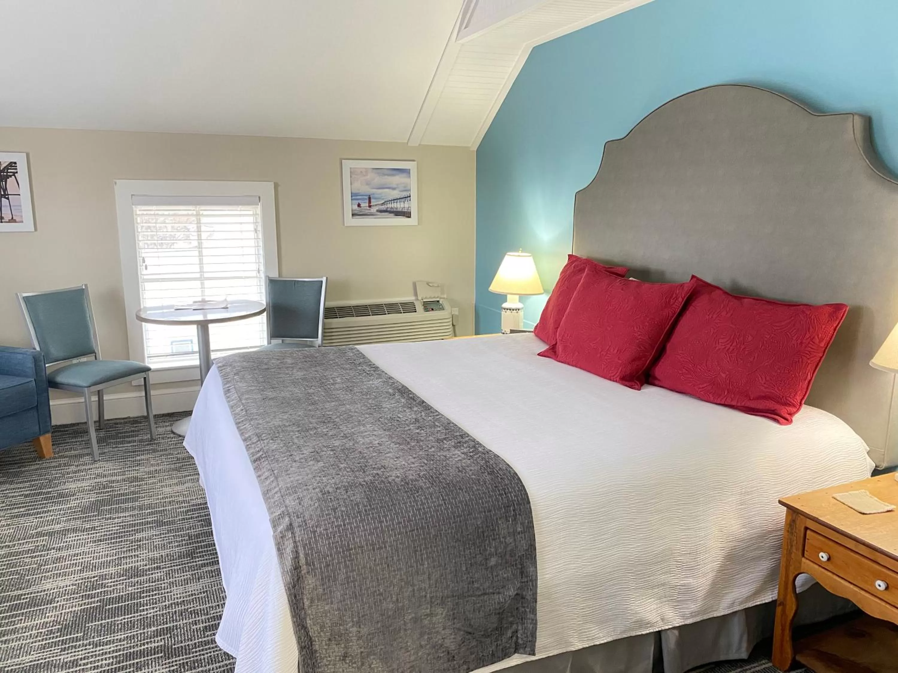 Bed in Harbor House Inn