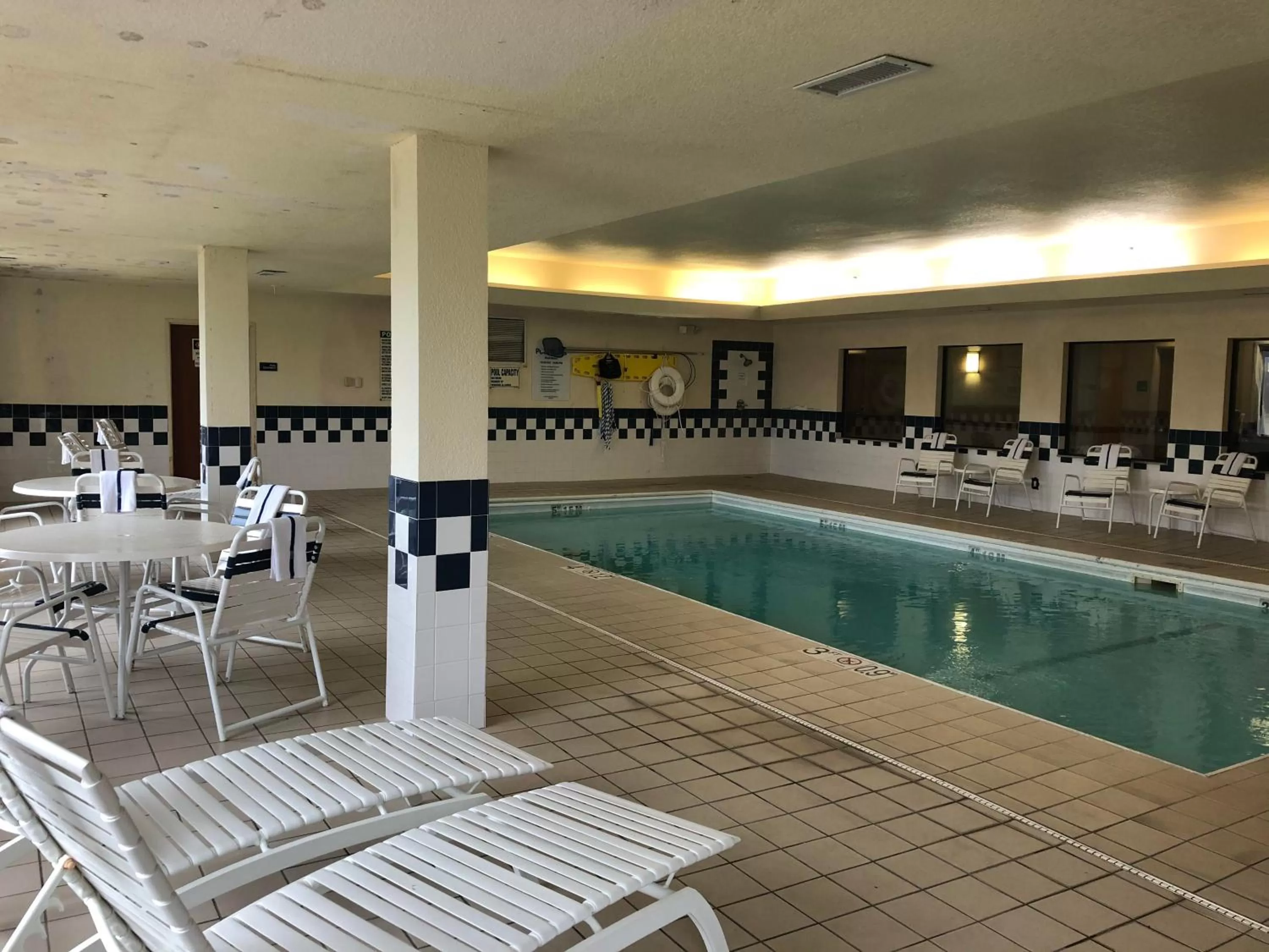 Swimming pool in Holiday Inn Express Hotel & Suites Anderson by IHG