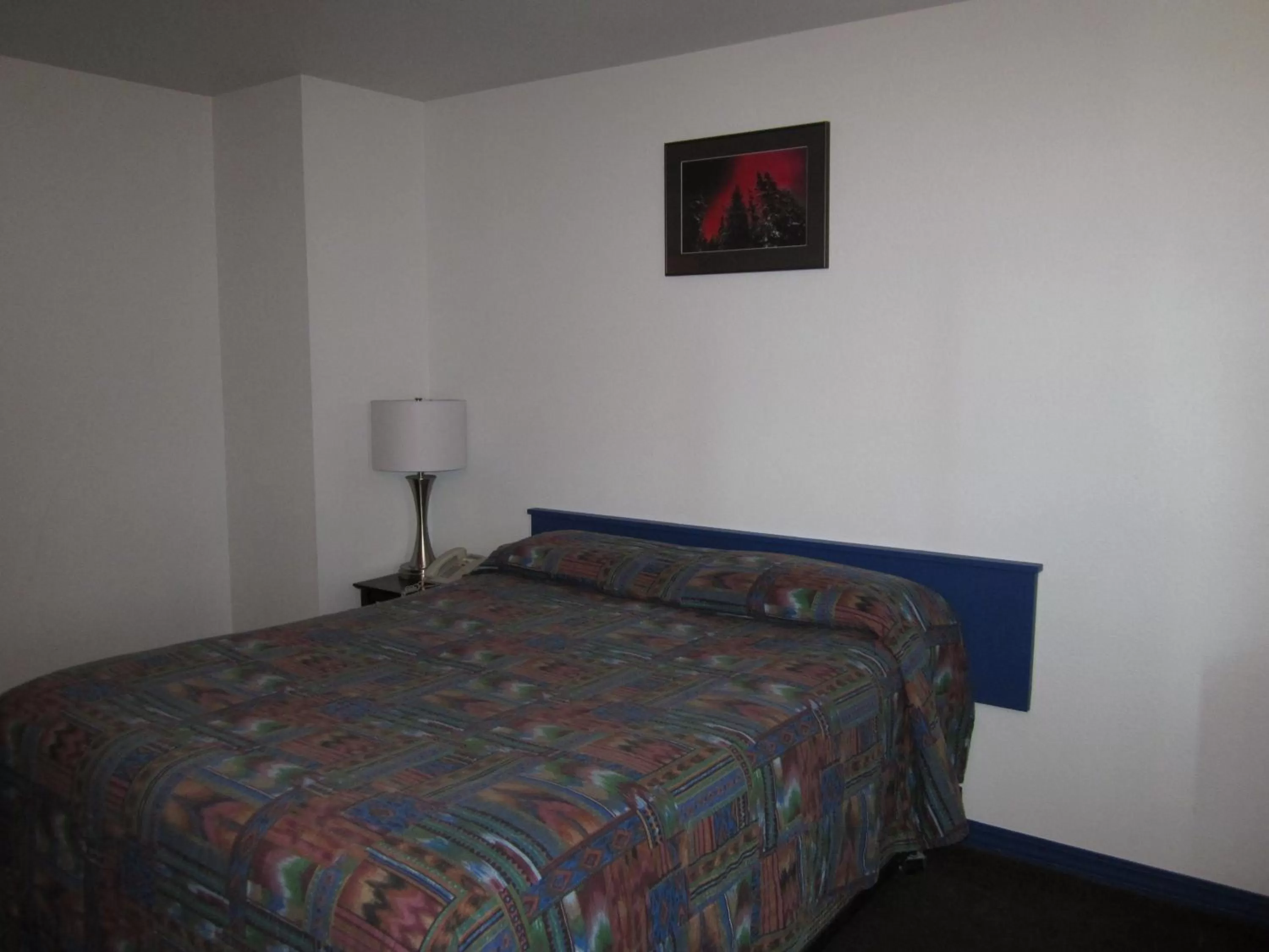 Bed in Nisutlin Trading Post Motel