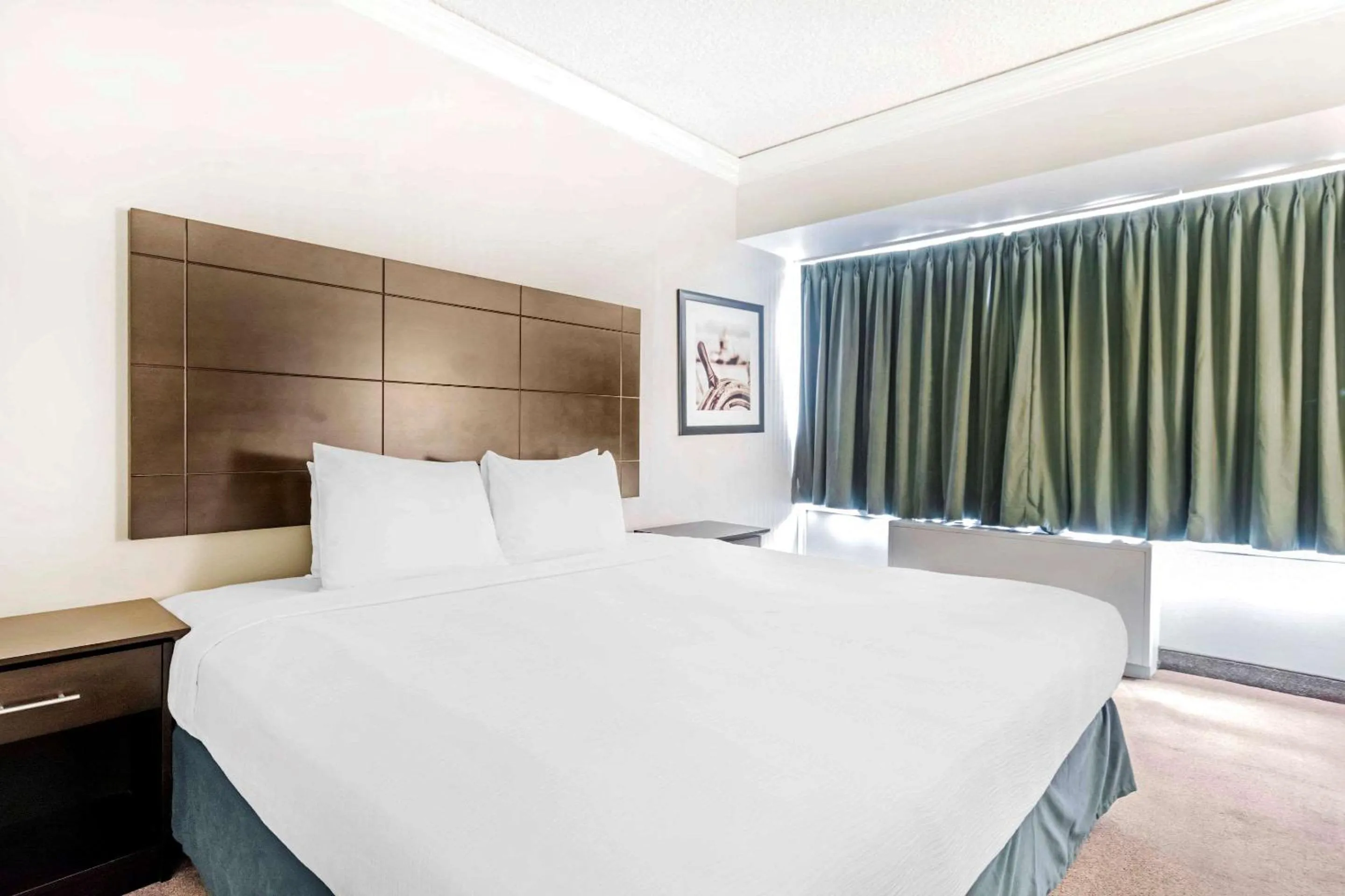 King Room - Non-Smoking in Travelodge by Wyndham Trois-Rivieres