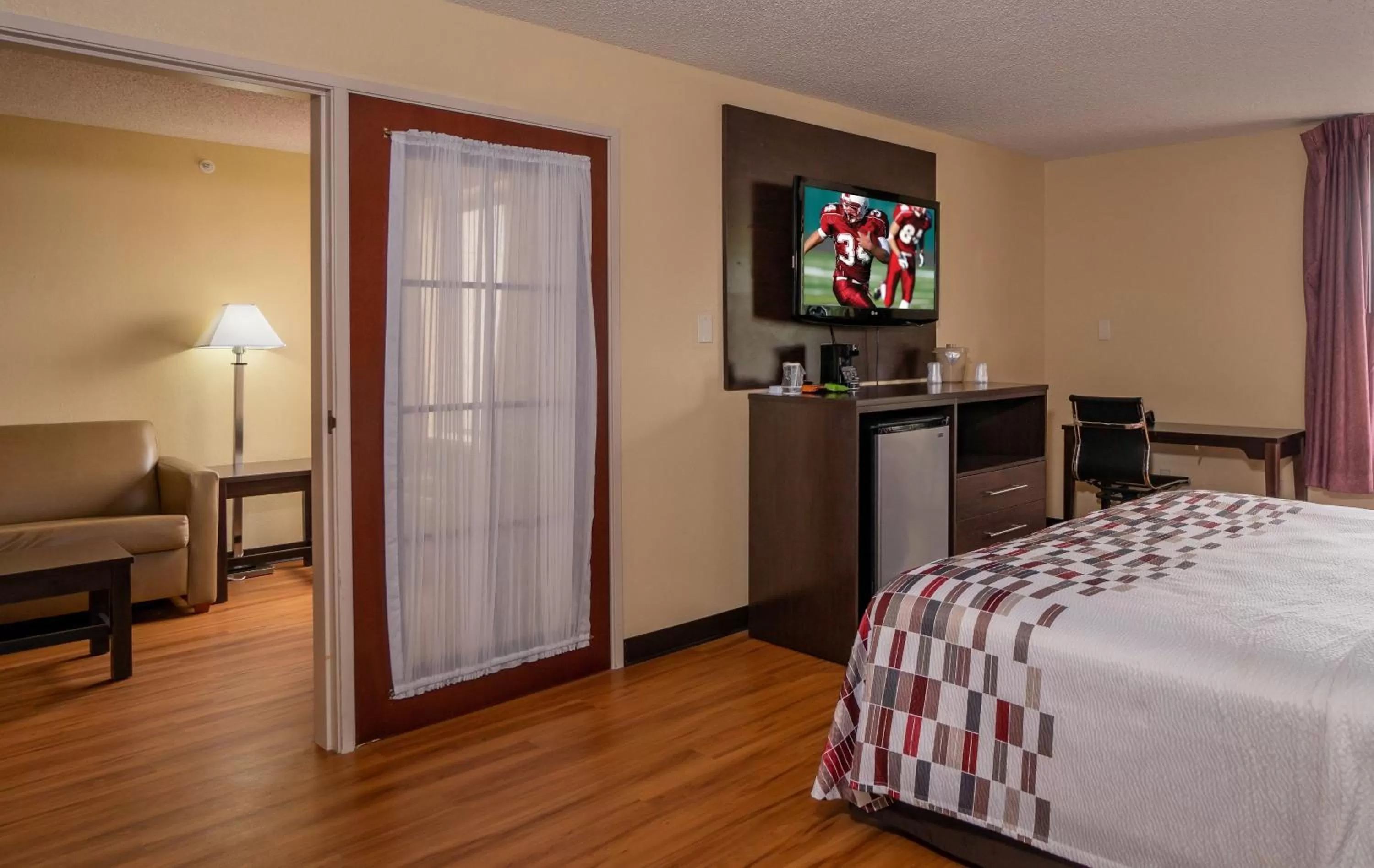 Photo of the whole room, Bed in Red Roof Inn & Suites Indianapolis Airport
