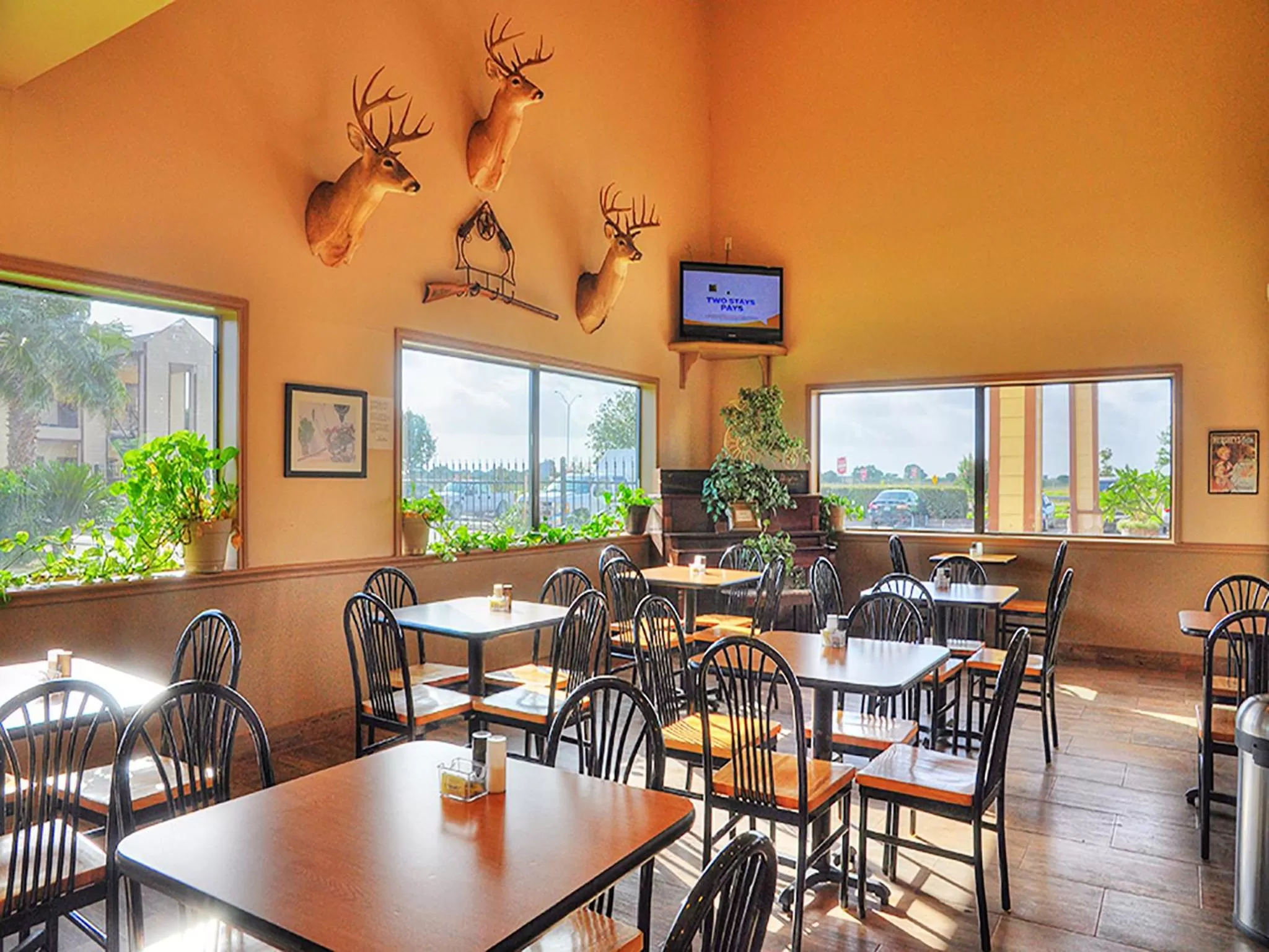 Dining area in Lone Star Inn and Suites Victoria